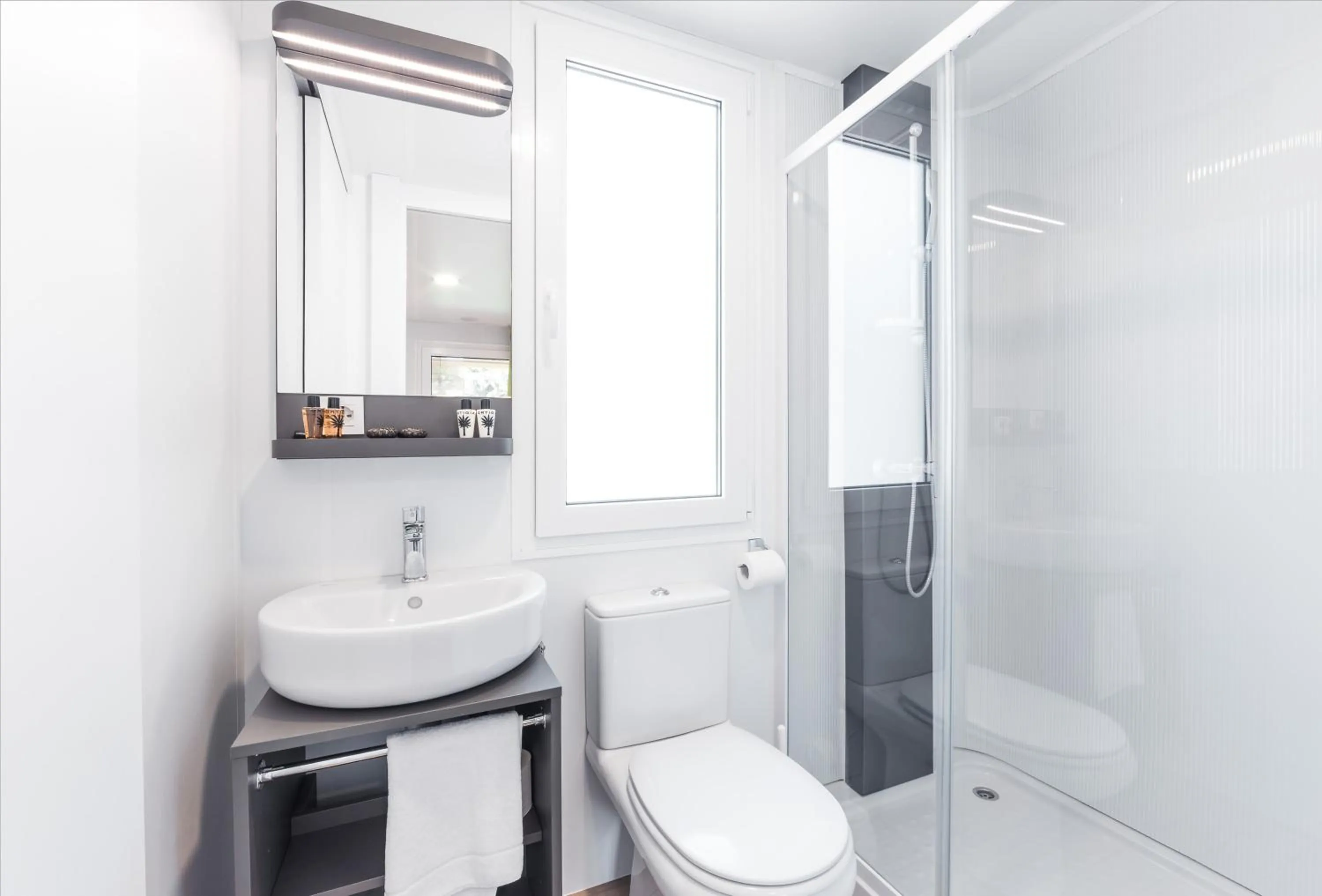 Shower in Club del Sole Tenuta Primero Grado Family Collection