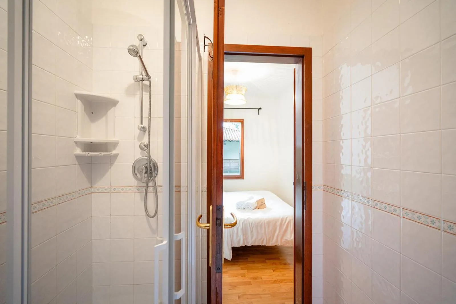 Shower, Bed in Club del Sole Tenuta Primero Grado Family Collection