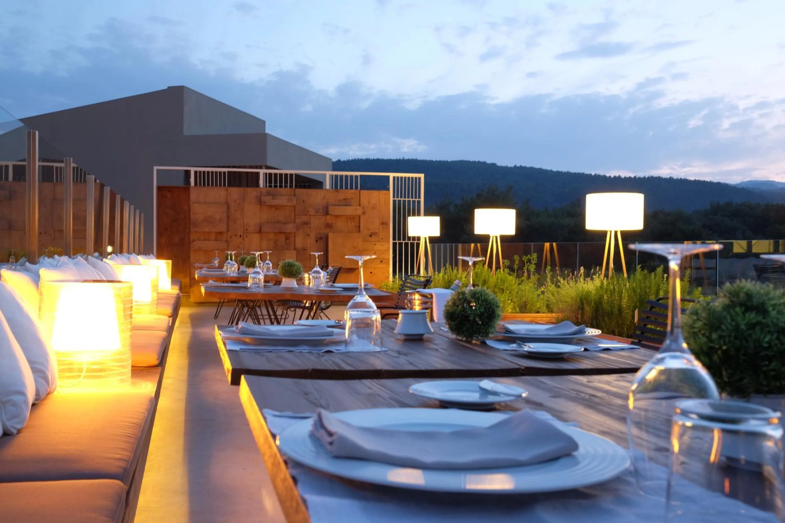 Restaurant/places to eat in Thalatta Seaside Hotel