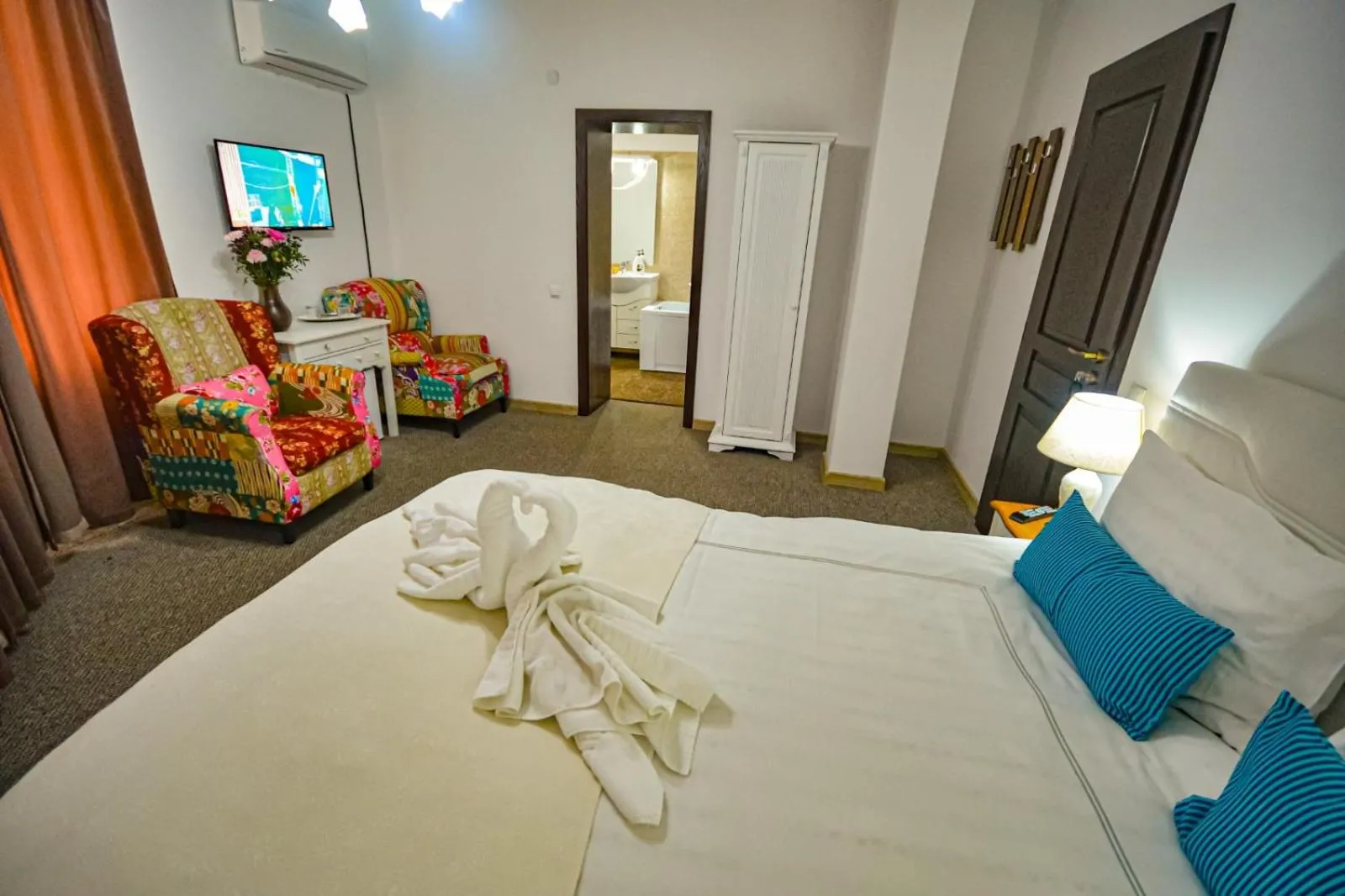 Property building, Bed in Noblesse House