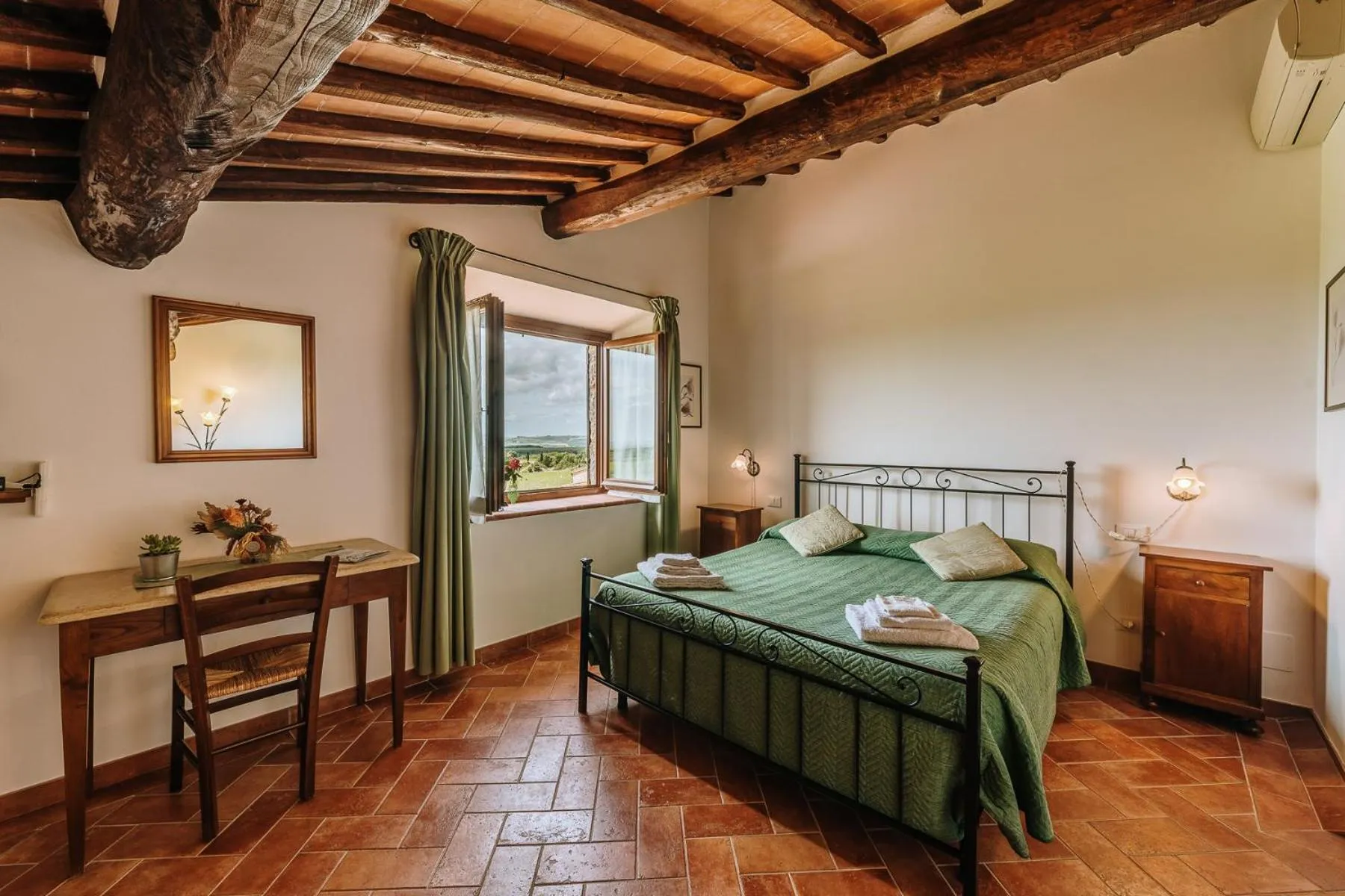 Photo of the whole room, Bed in Villa Di Sotto