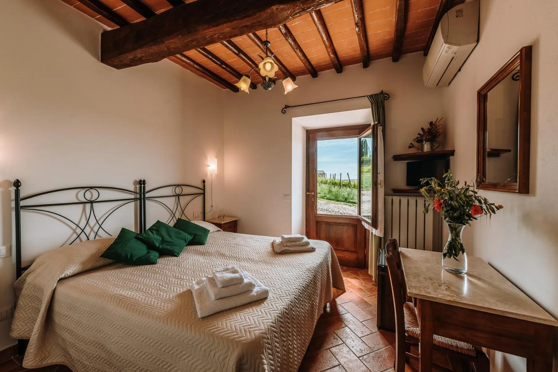 Photo of the whole room, Bed in Villa Di Sotto