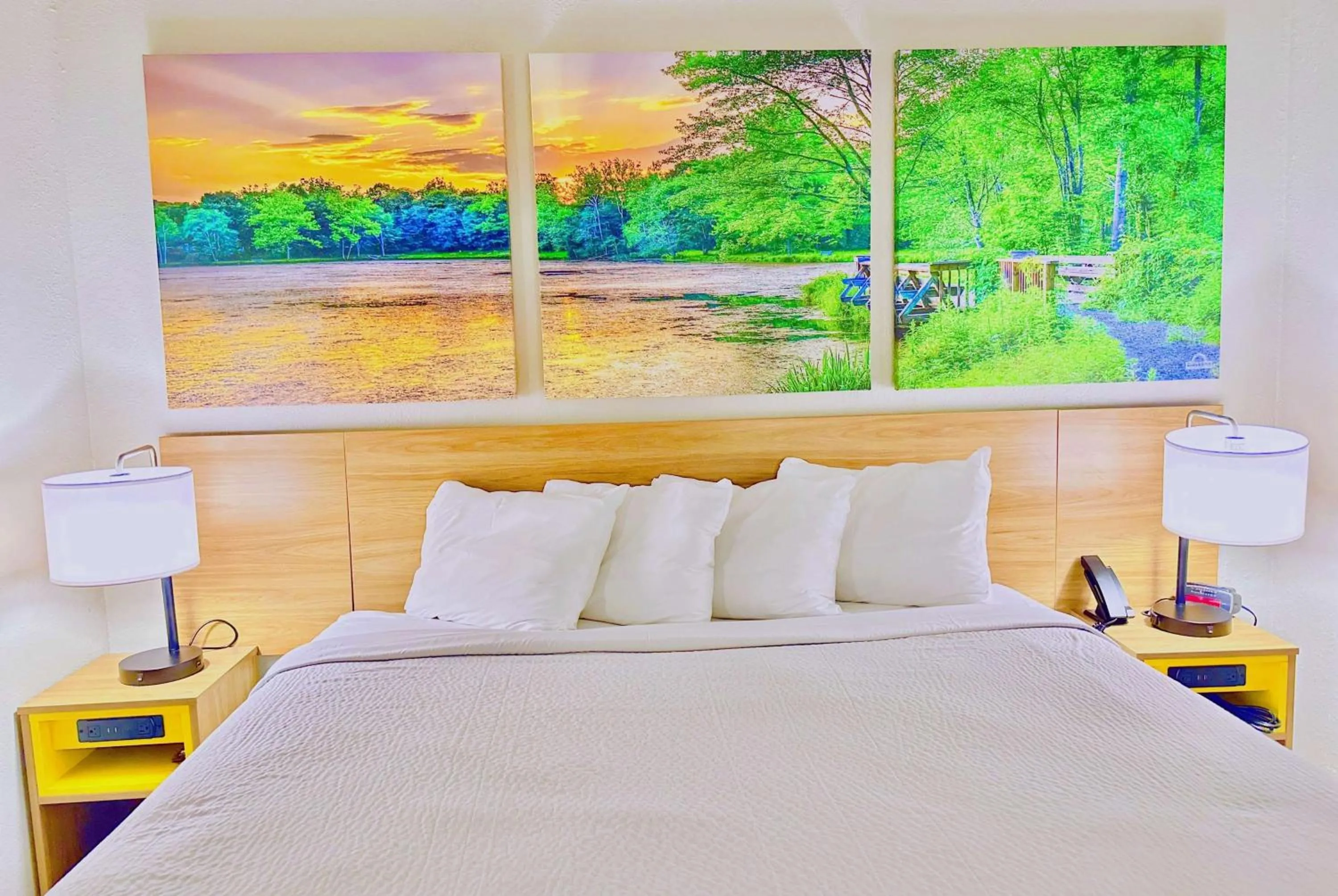 Photo of the whole room, Bed in Days Inn by Wyndham Rutland/Killington Area