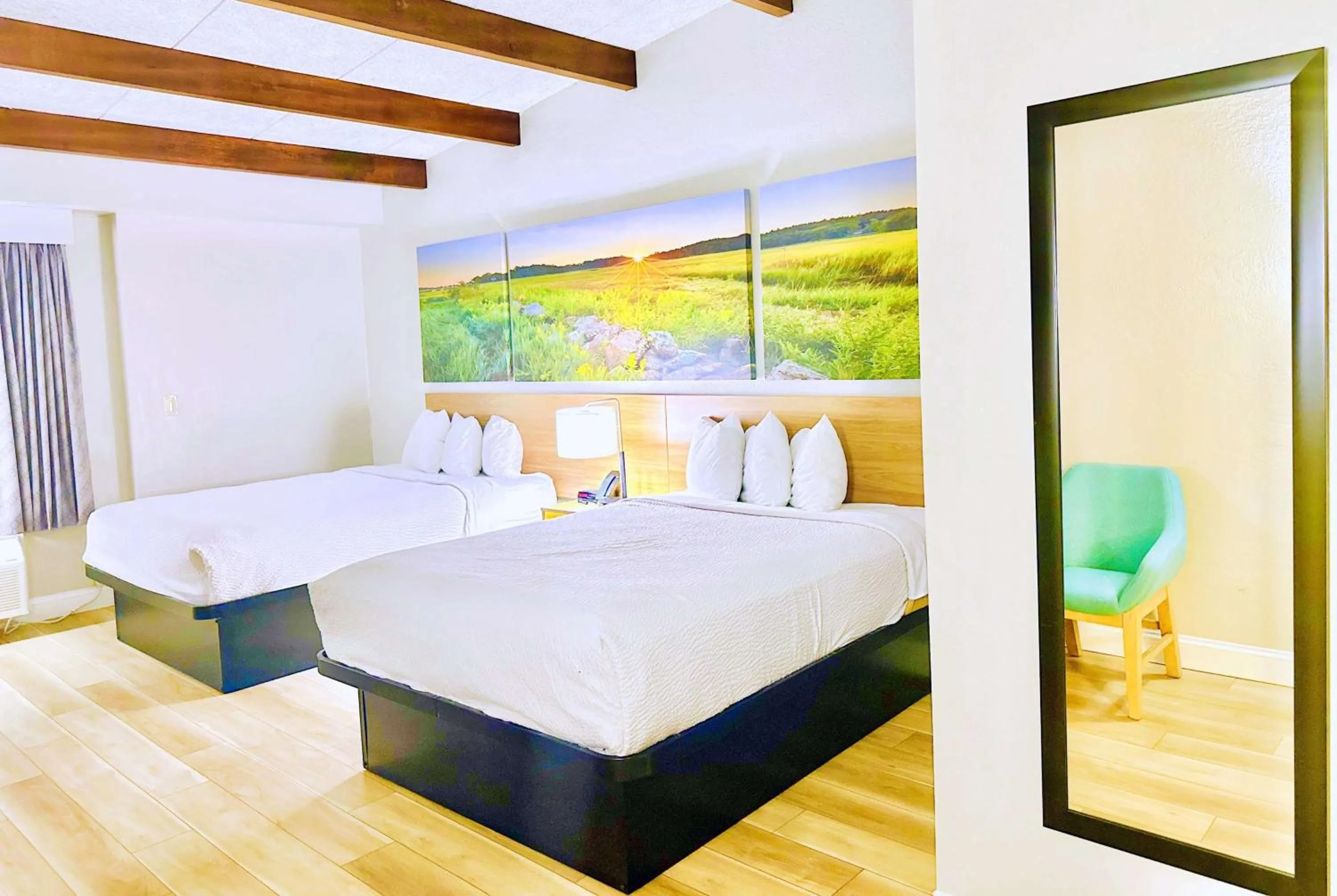 Photo of the whole room, Bed in Days Inn by Wyndham Rutland/Killington Area