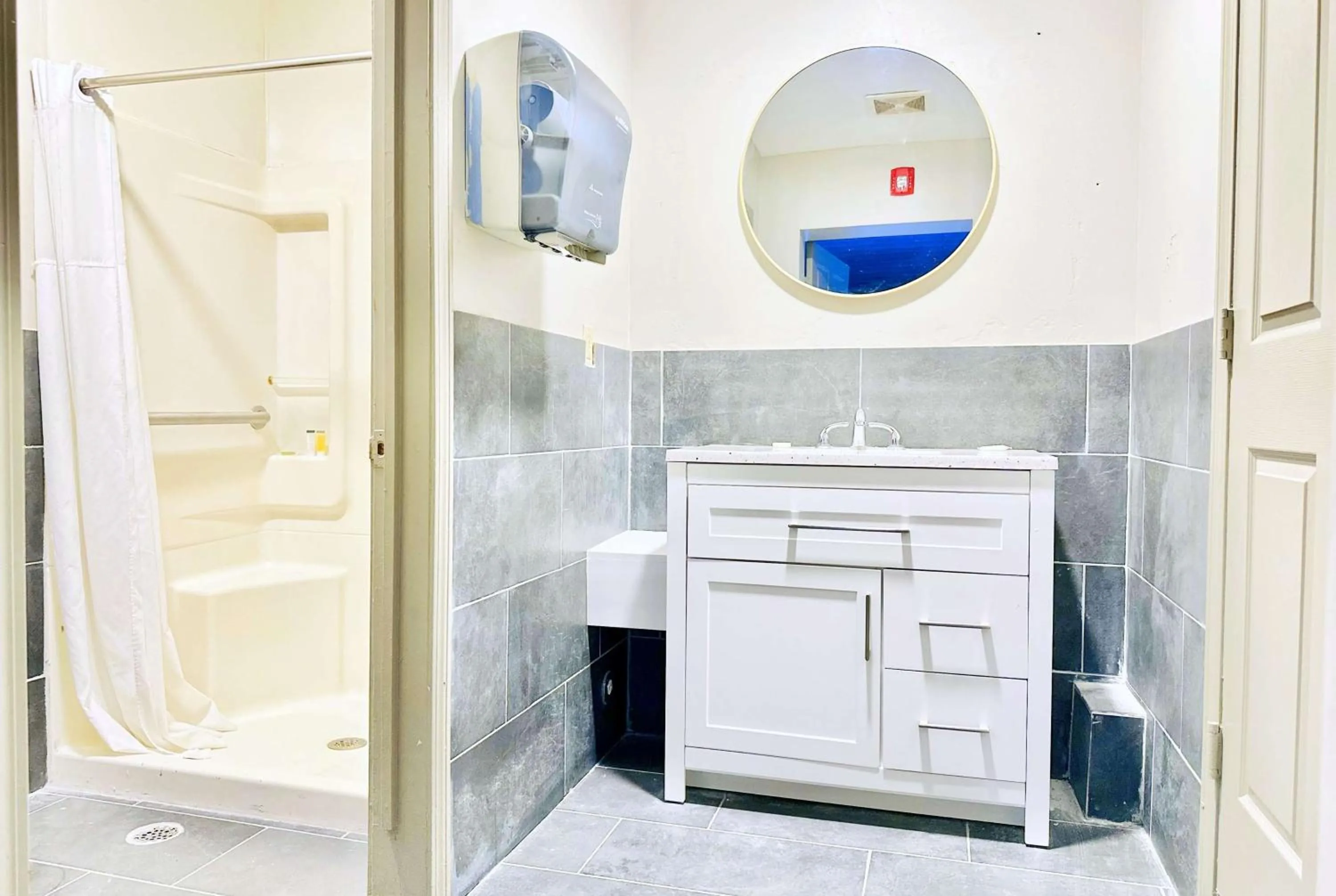 Bathroom in Days Inn by Wyndham Rutland/Killington Area