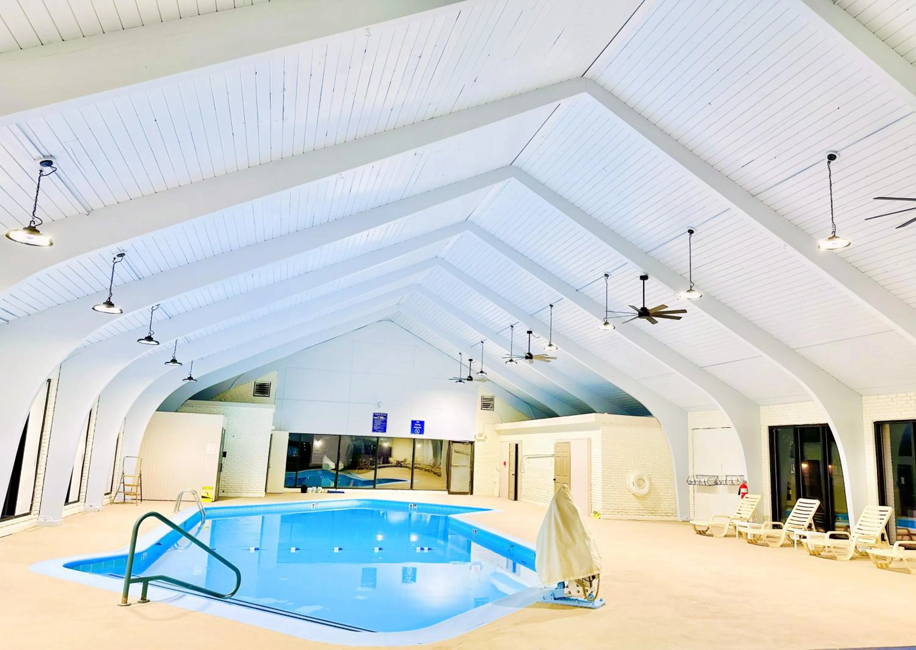 Swimming pool in Days Inn by Wyndham Rutland/Killington Area