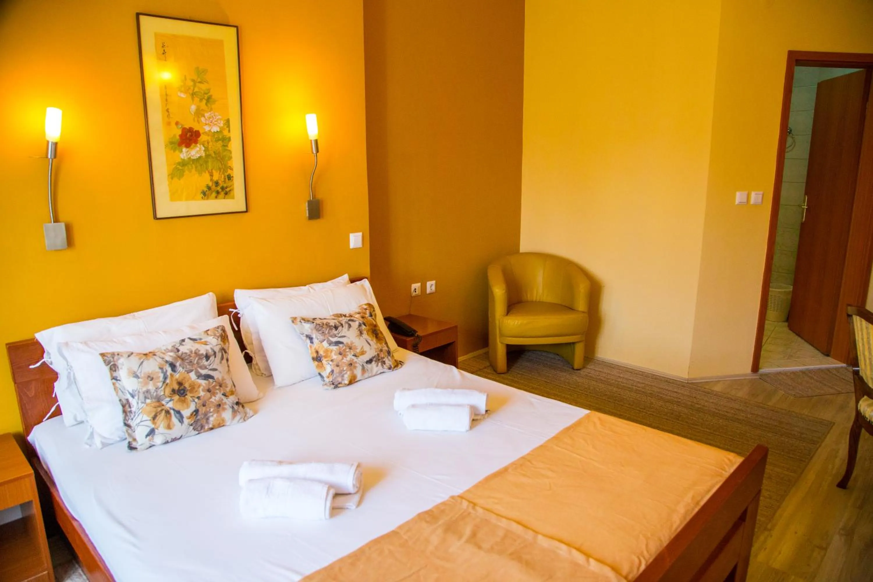 Garden view, Bed in Hotel Pine