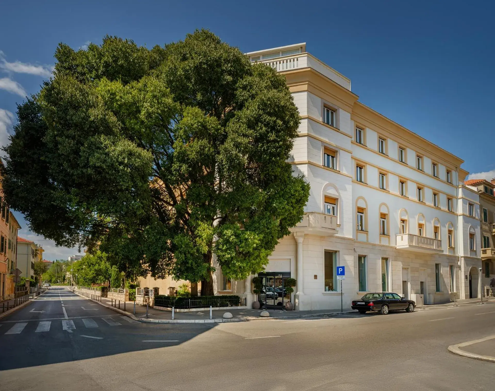 Property building in Palazzo President Property building in Palazzo President