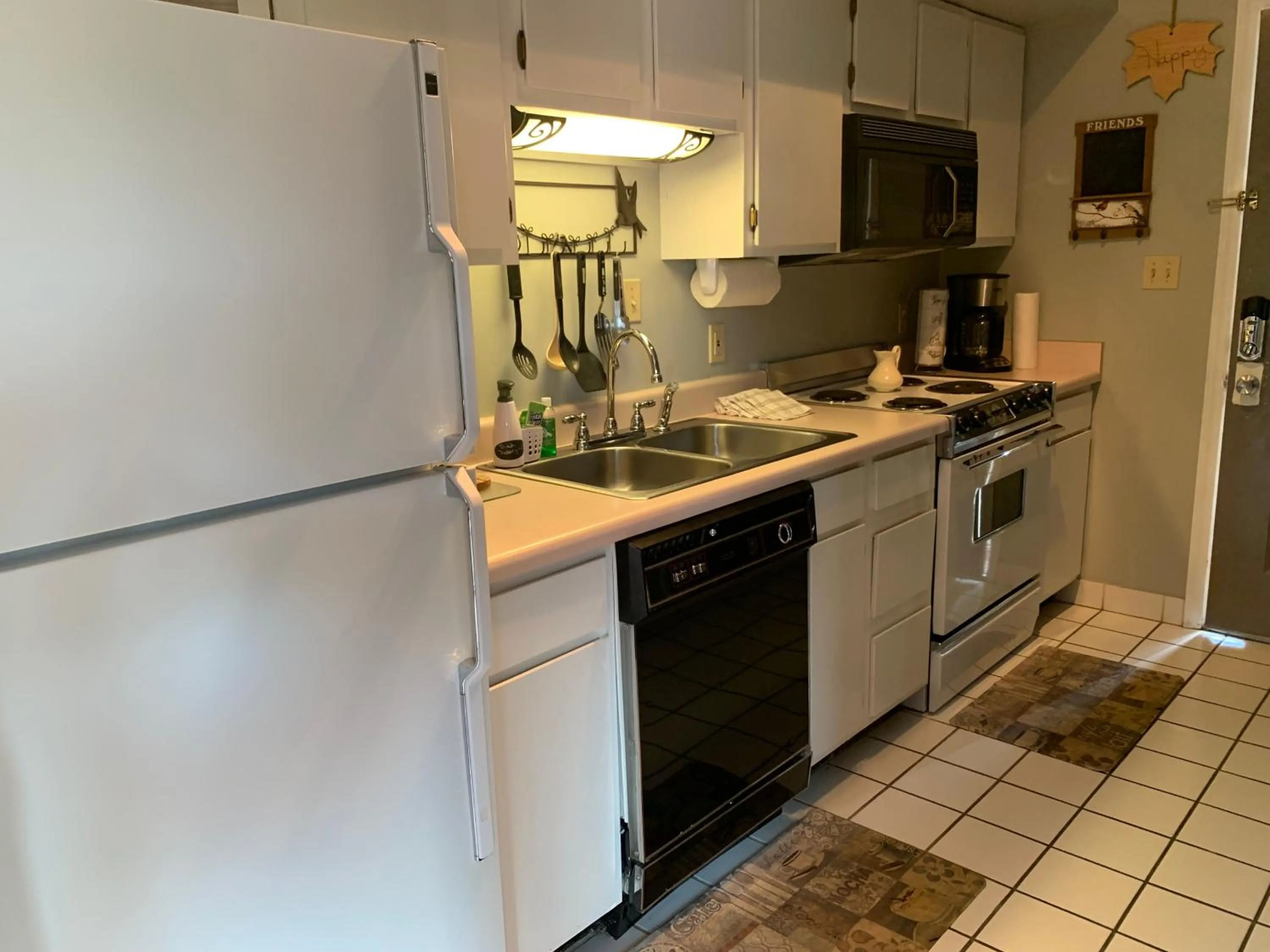 Kitchen or kitchenette in Laurel Inn