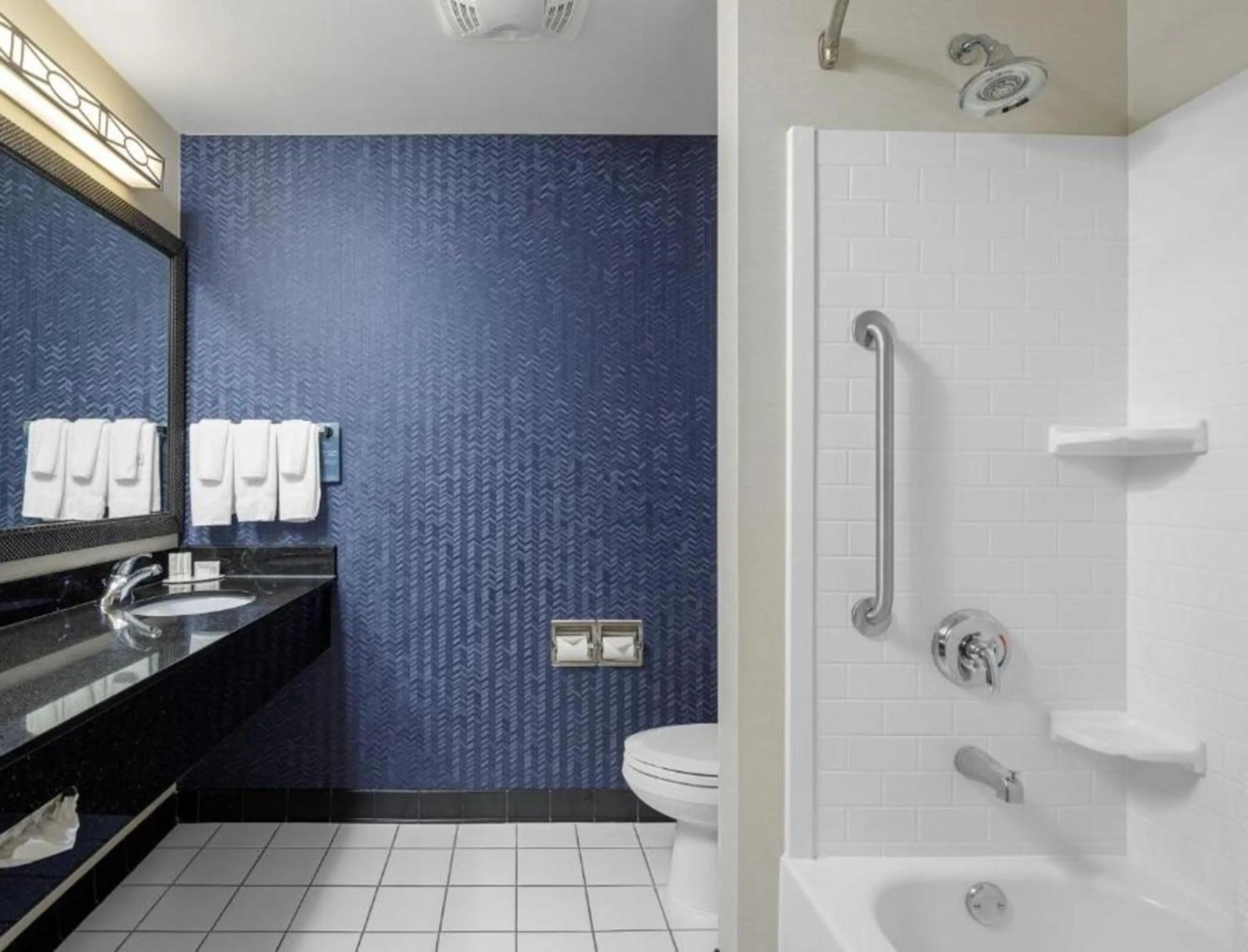Bathroom in Fairfield Inn & Suites by Marriott Paducah