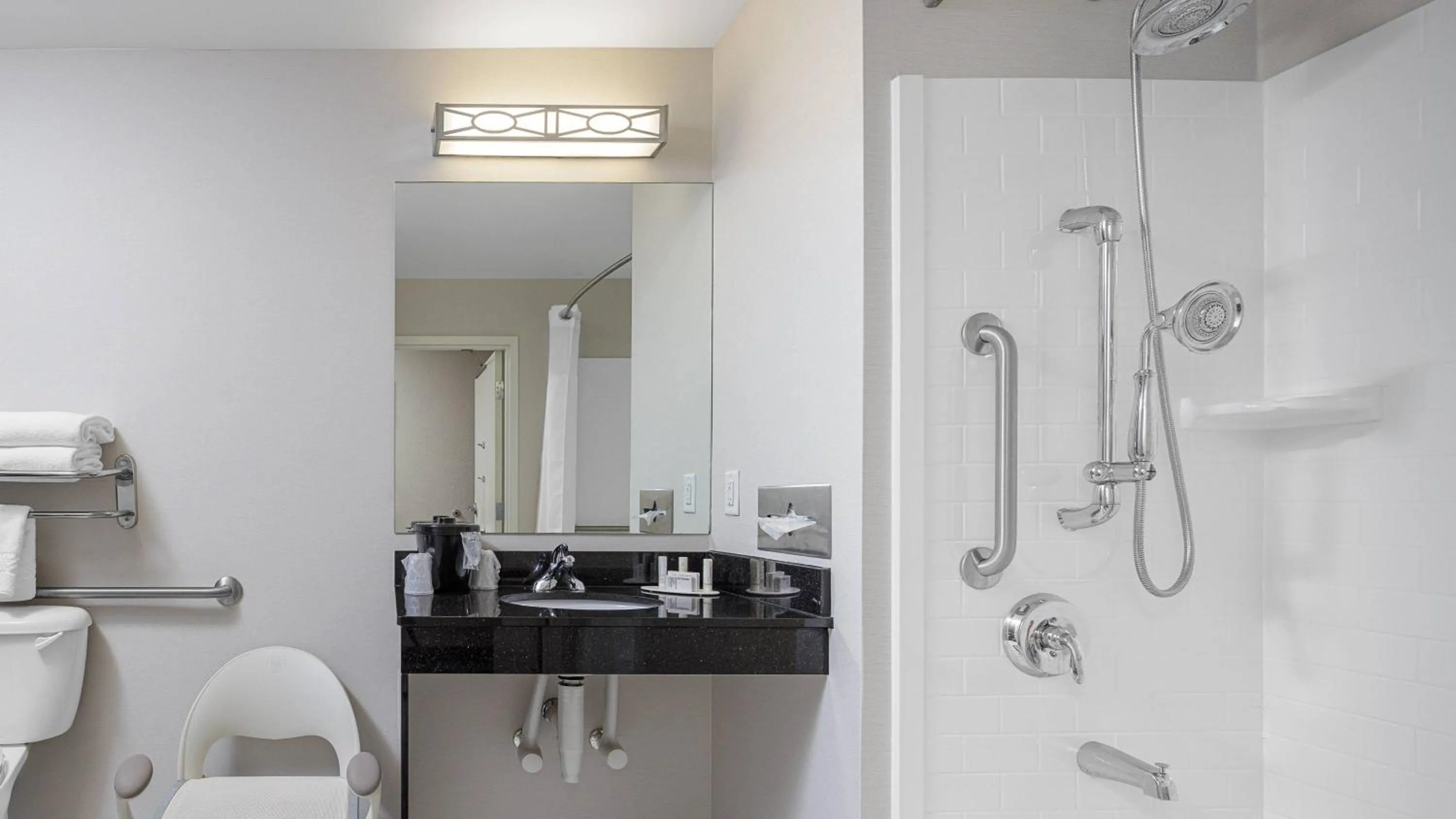 Bathroom in Fairfield Inn & Suites by Marriott Paducah