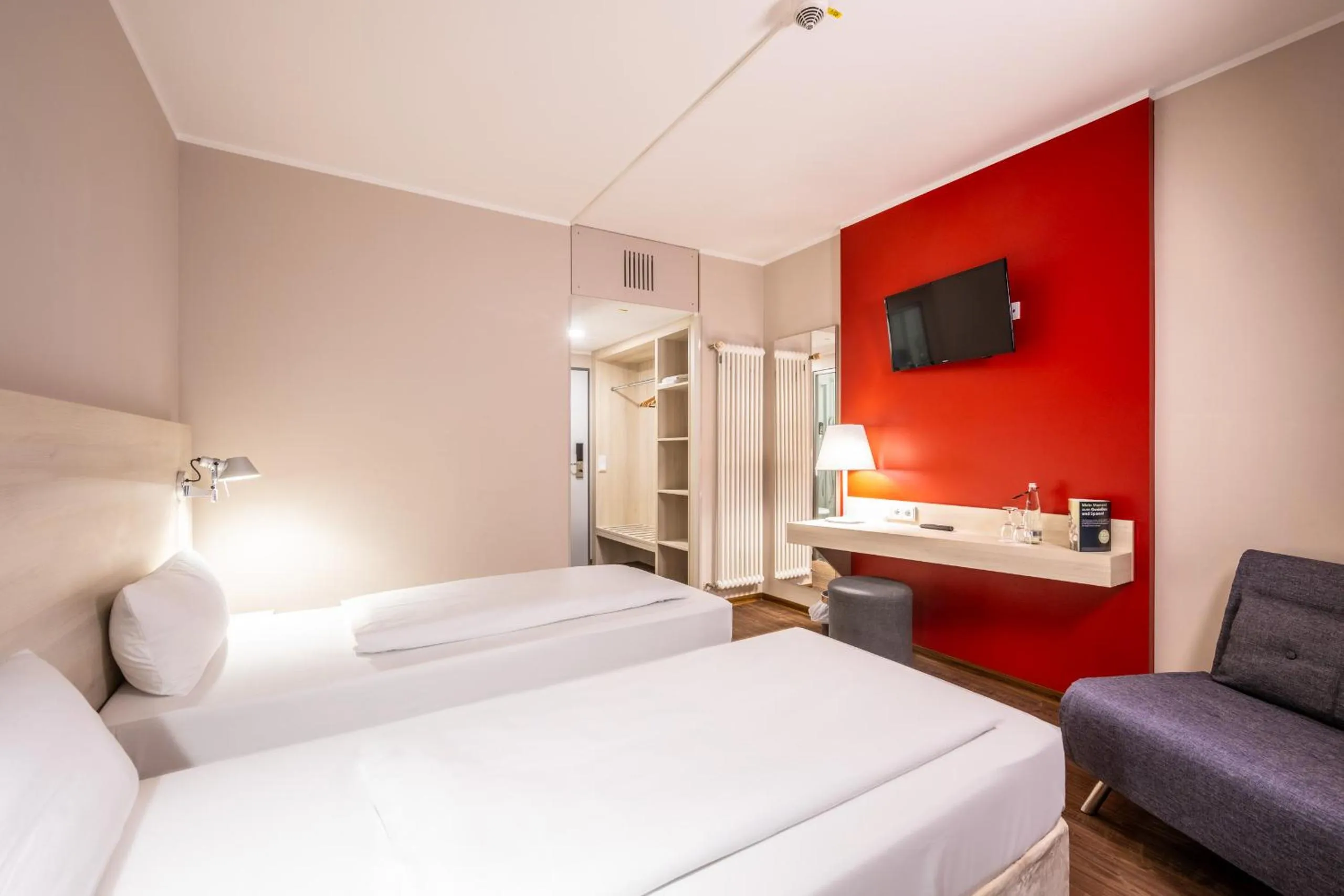 Photo of the whole room, Bed in Coffee Fellows Hotel Irschenberg Süd