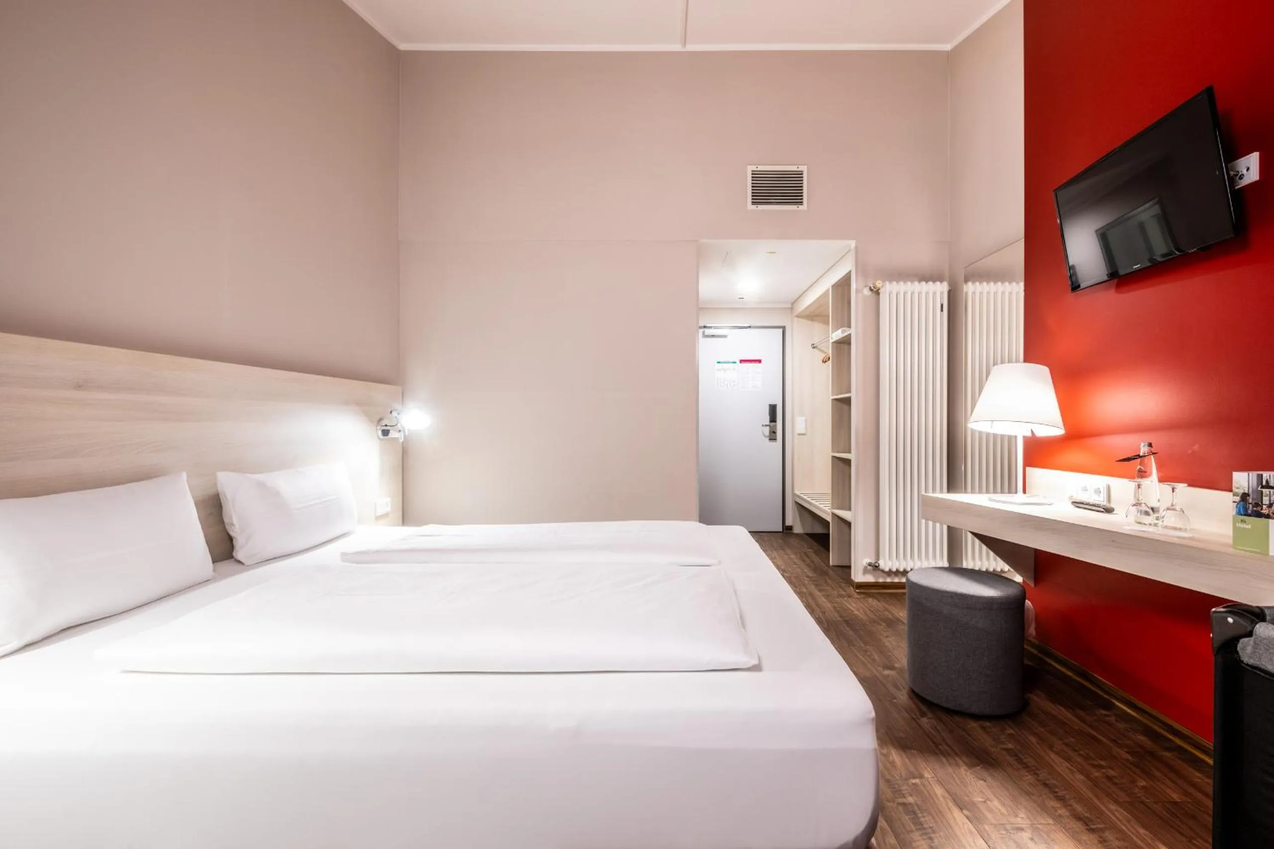 Photo of the whole room, Bed in Coffee Fellows Hotel Irschenberg Süd