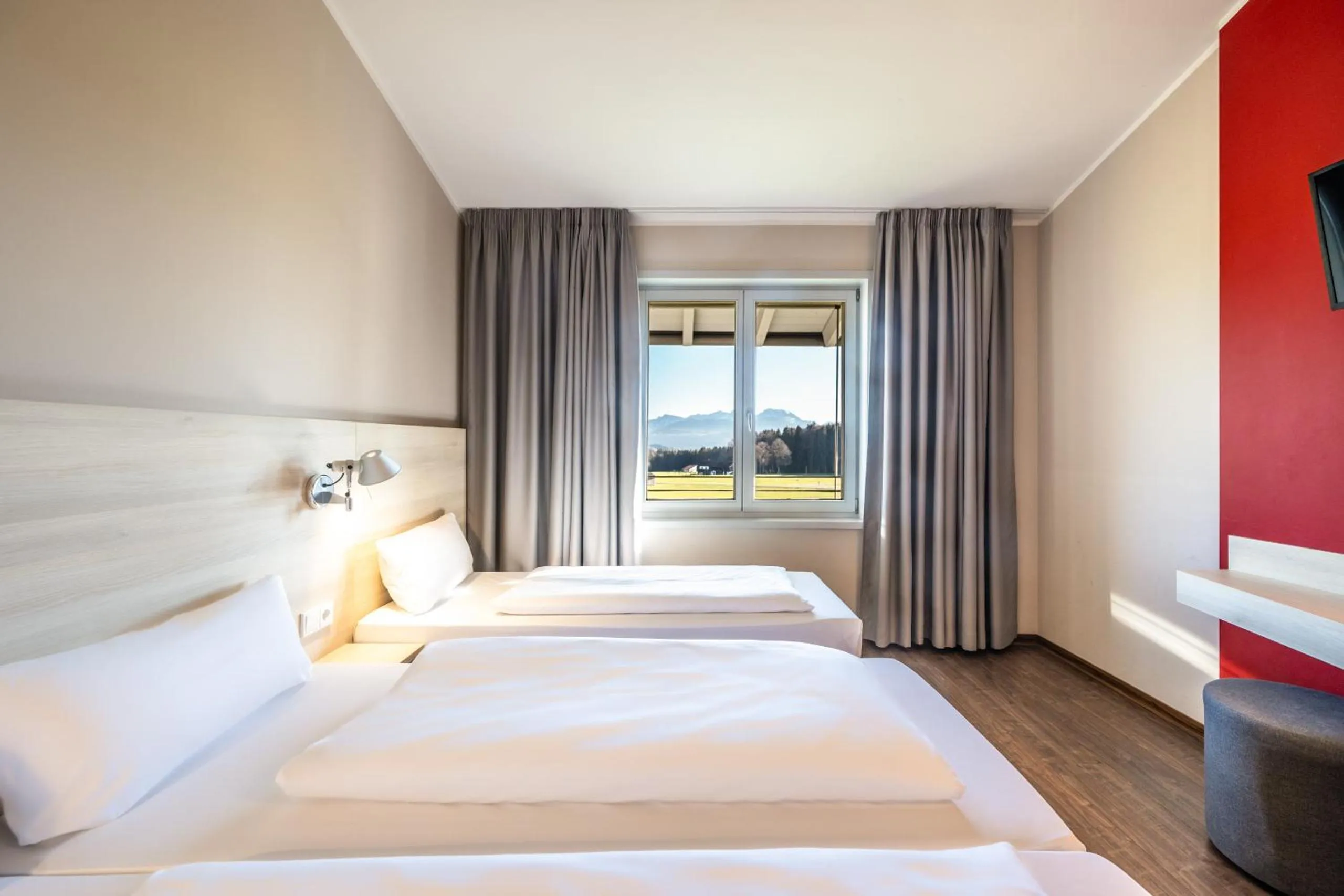 Photo of the whole room, Bed in Coffee Fellows Hotel Irschenberg Süd