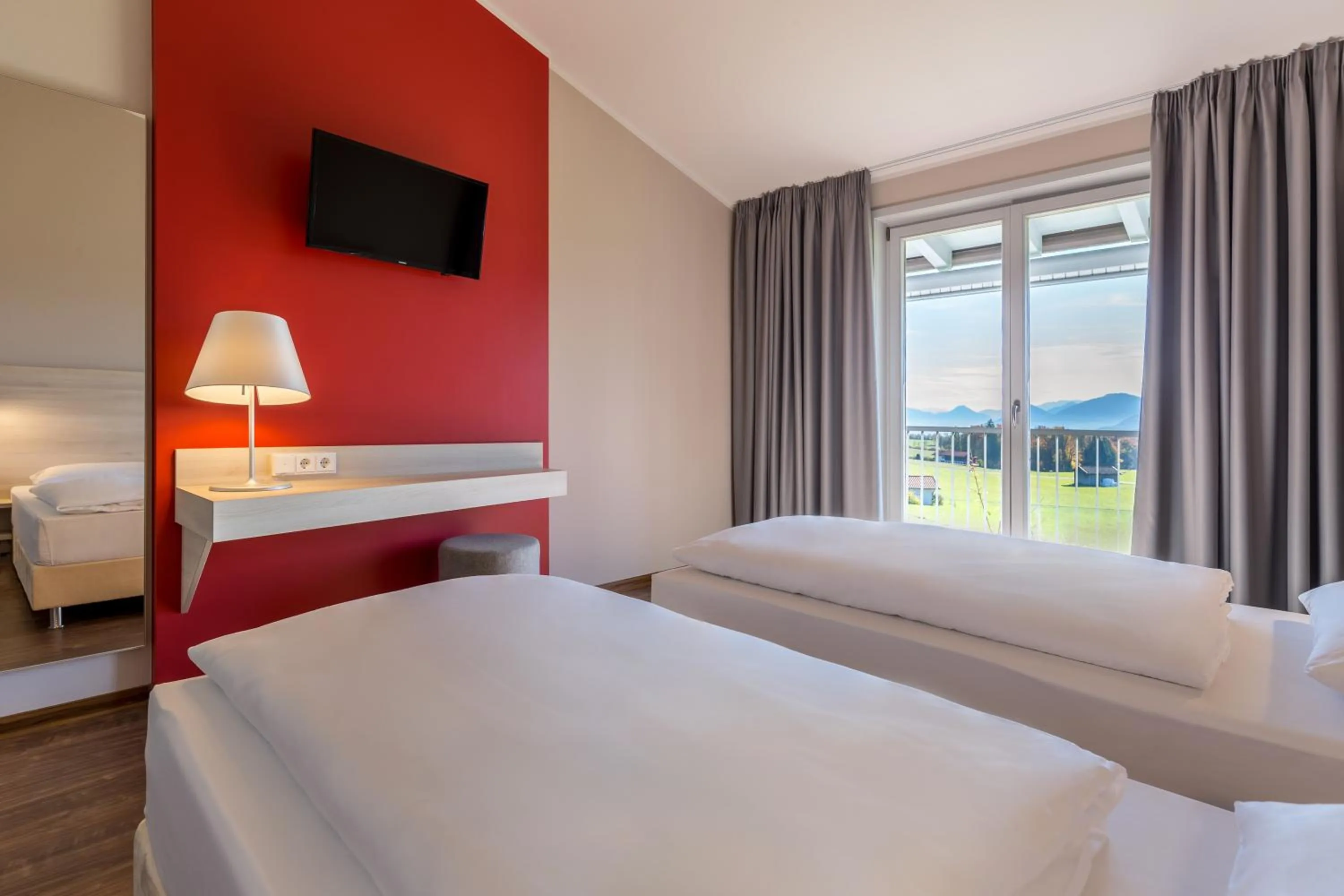 Photo of the whole room, Bed in Coffee Fellows Hotel Irschenberg Süd