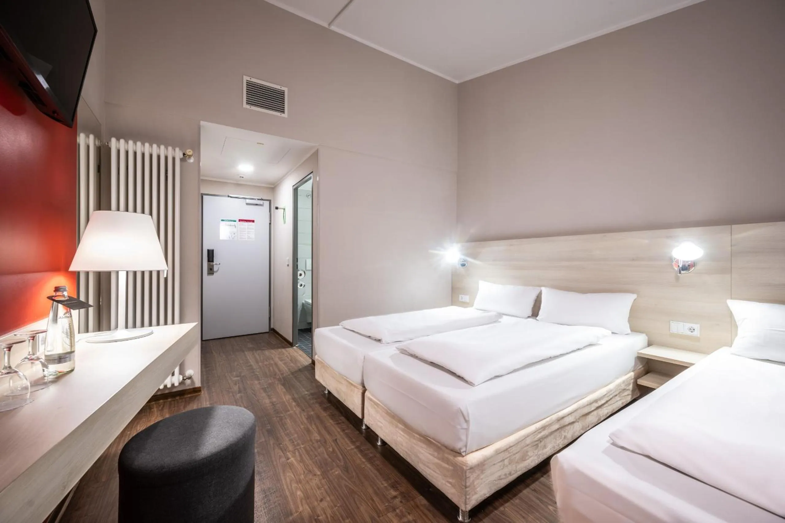 Photo of the whole room, Bed in Coffee Fellows Hotel Irschenberg Süd