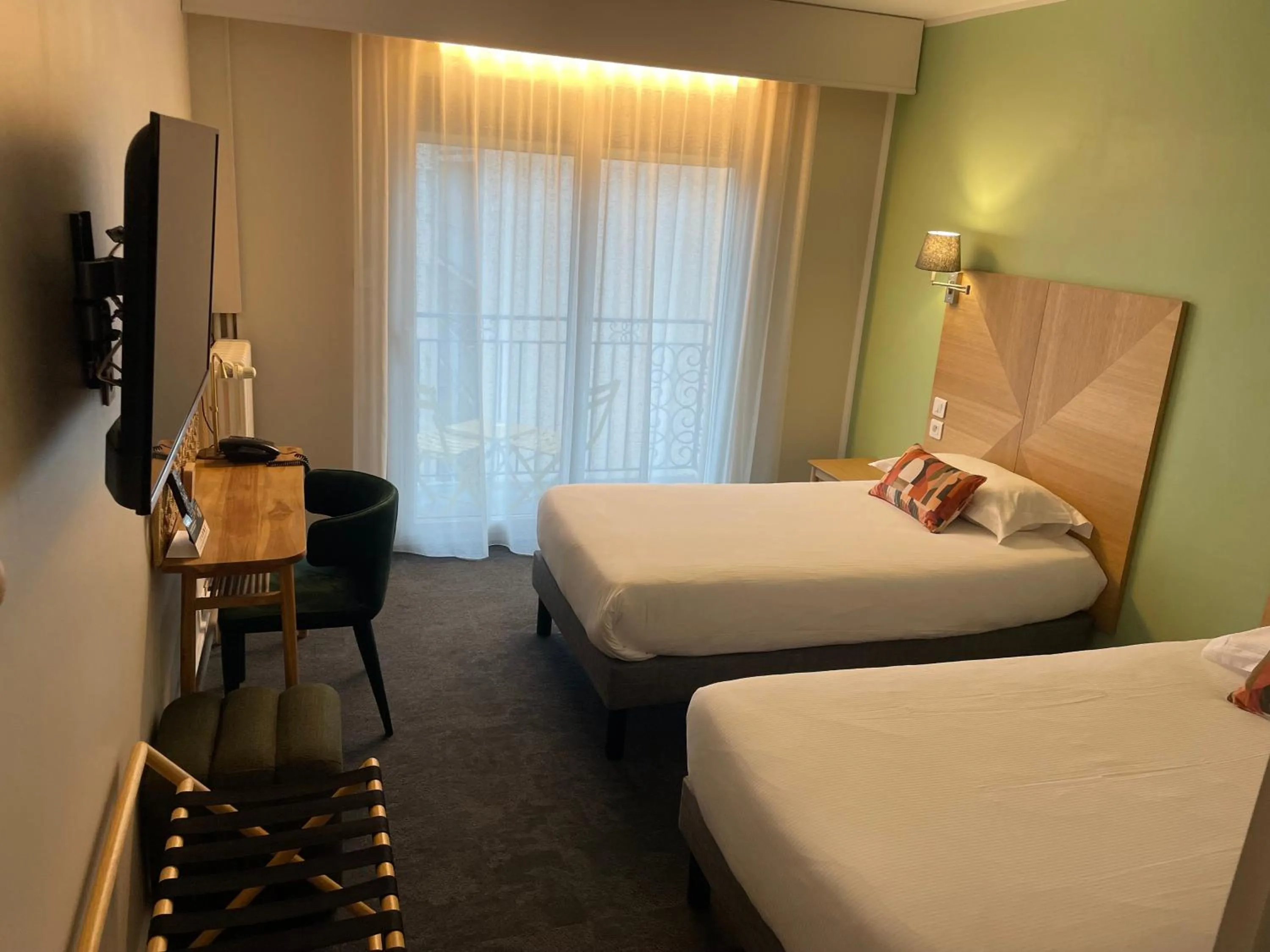 Bed in Cit'Hotel Logis De Brou, Bourg en Bresse