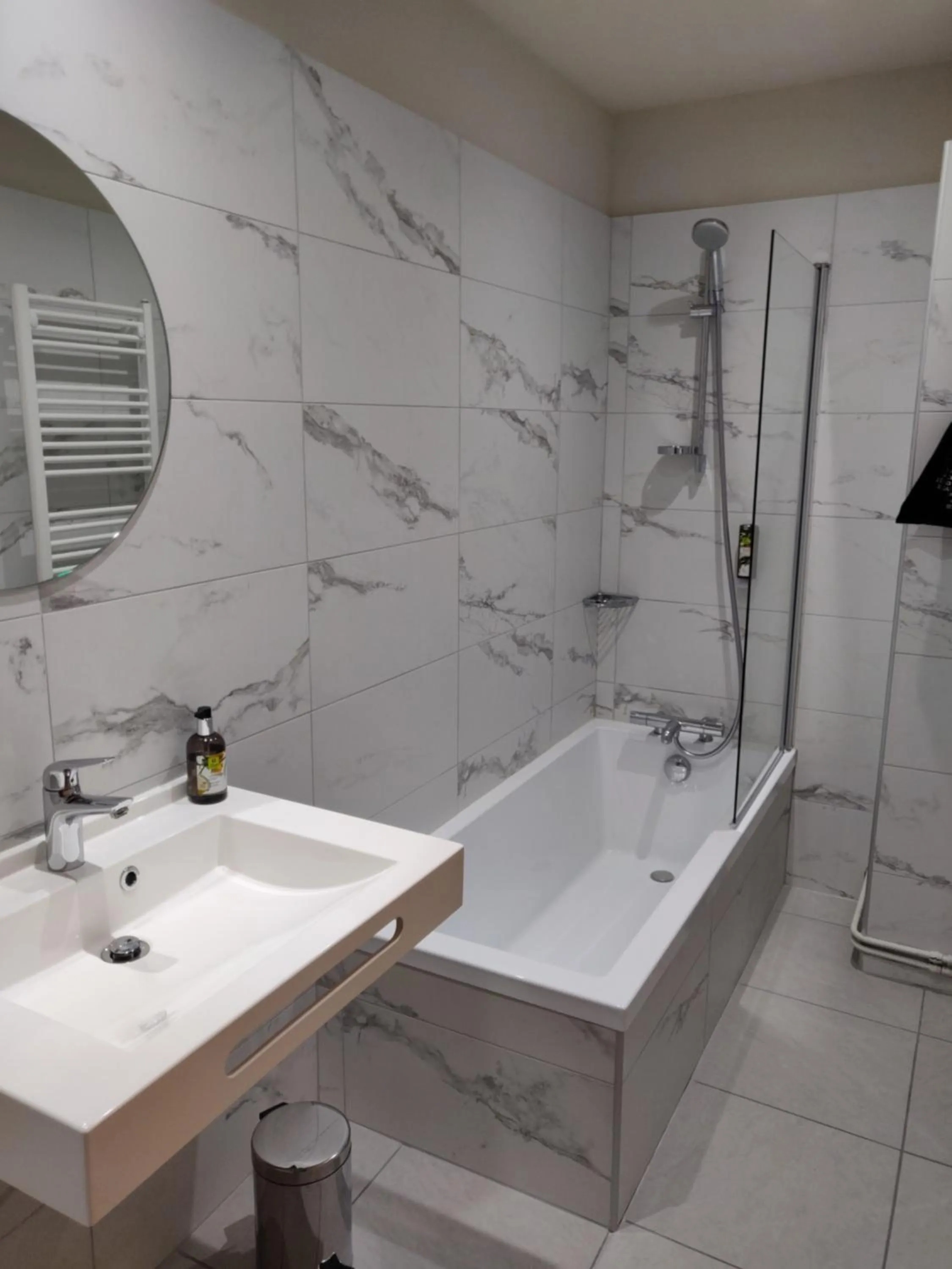 Bathroom in Cit'Hotel Logis De Brou, Bourg en Bresse