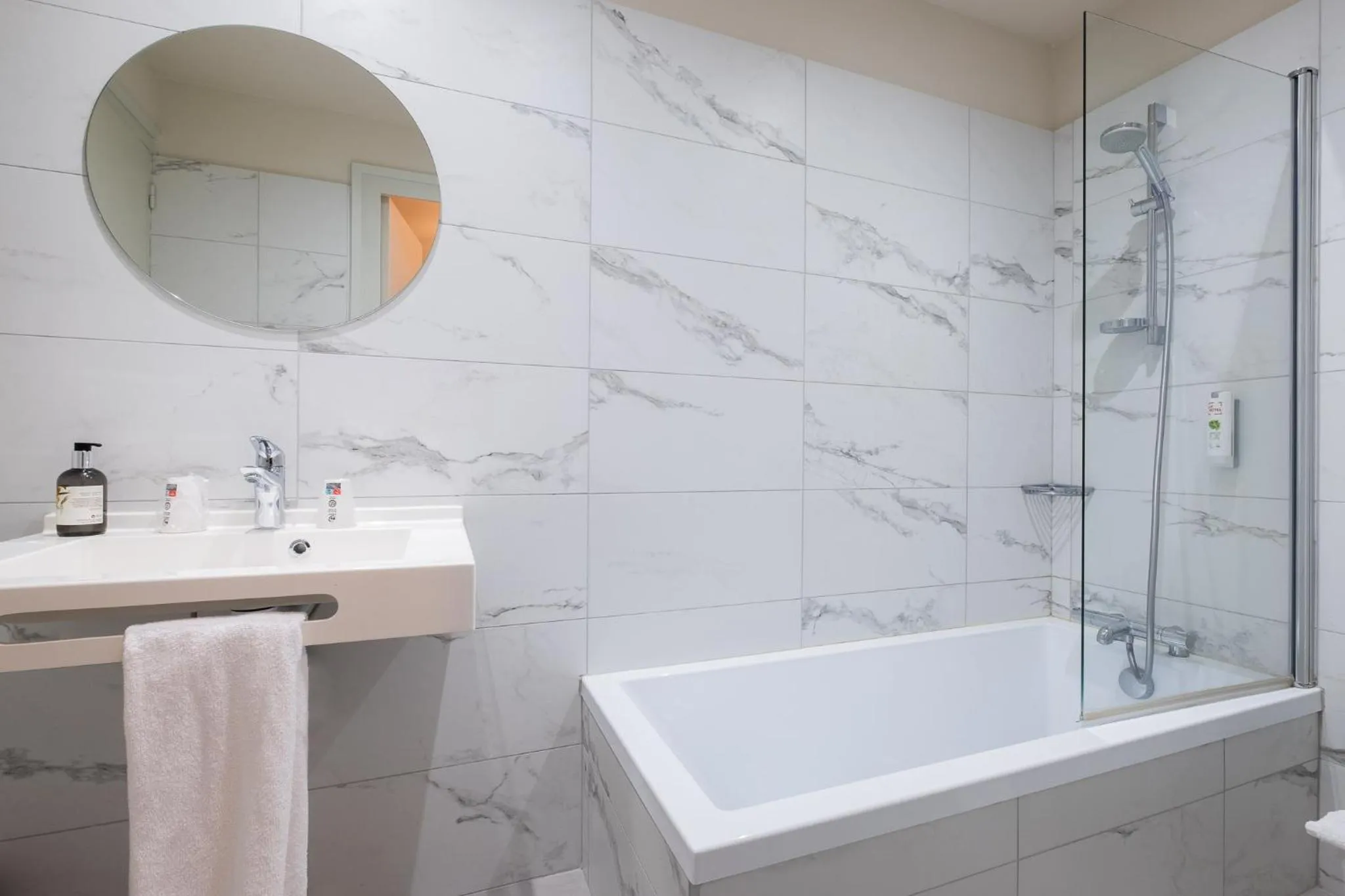 Shower in Cit'Hotel Logis De Brou, Bourg en Bresse