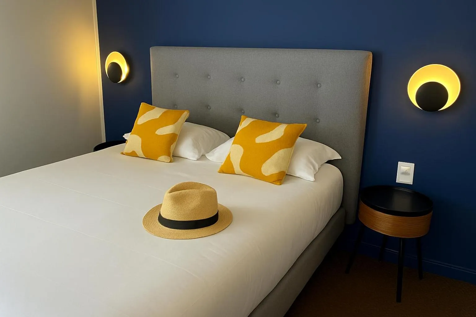 Bed in Cit'Hotel Logis De Brou, Bourg en Bresse