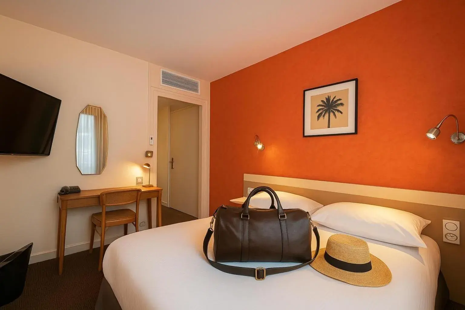 Photo of the whole room, Bed in Cit'Hotel Logis De Brou, Bourg en Bresse Photo of the whole room, Bed in Cit'Hotel Logis De Brou, Bourg en Bresse