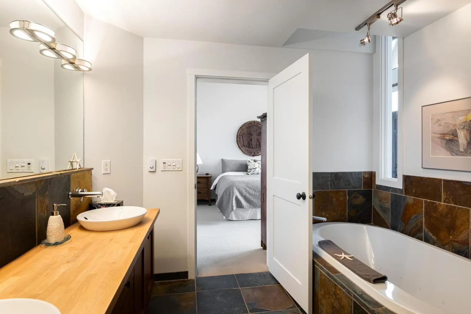 Bathroom, Bed in Black Rock Ridge