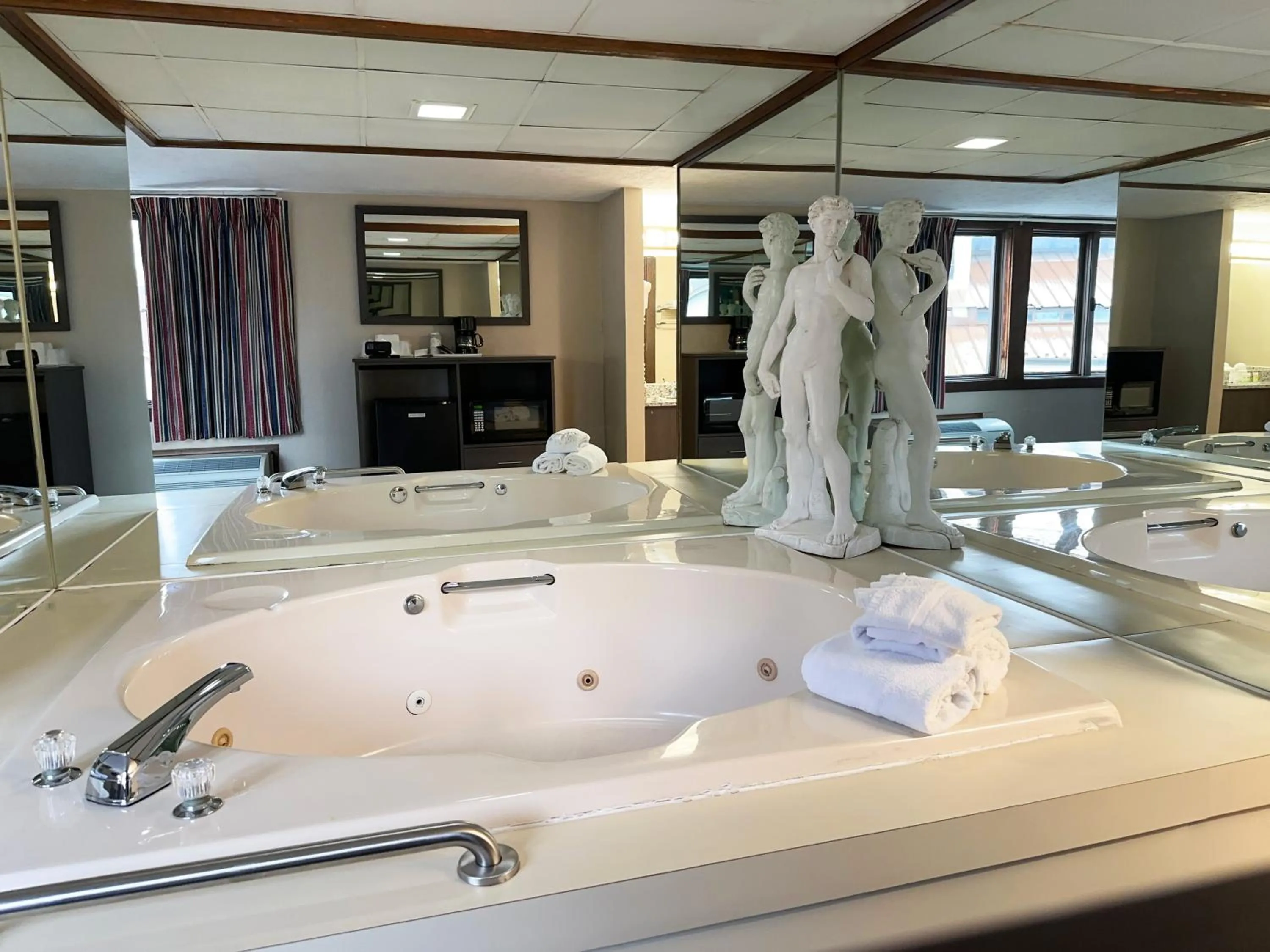 Hot Tub in Sidney James Mountain Lodge