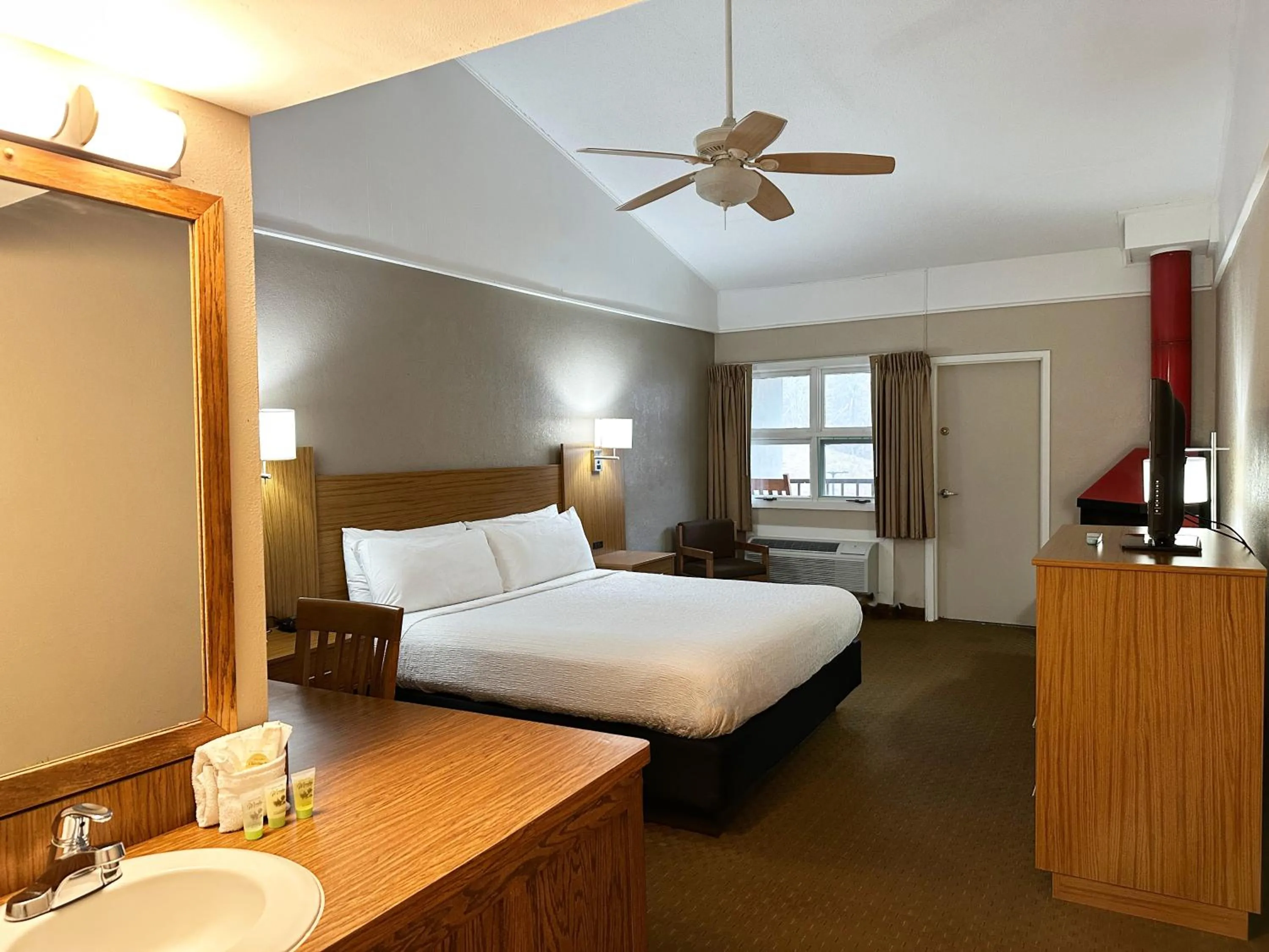 Bedroom, Bed in Sidney James Mountain Lodge