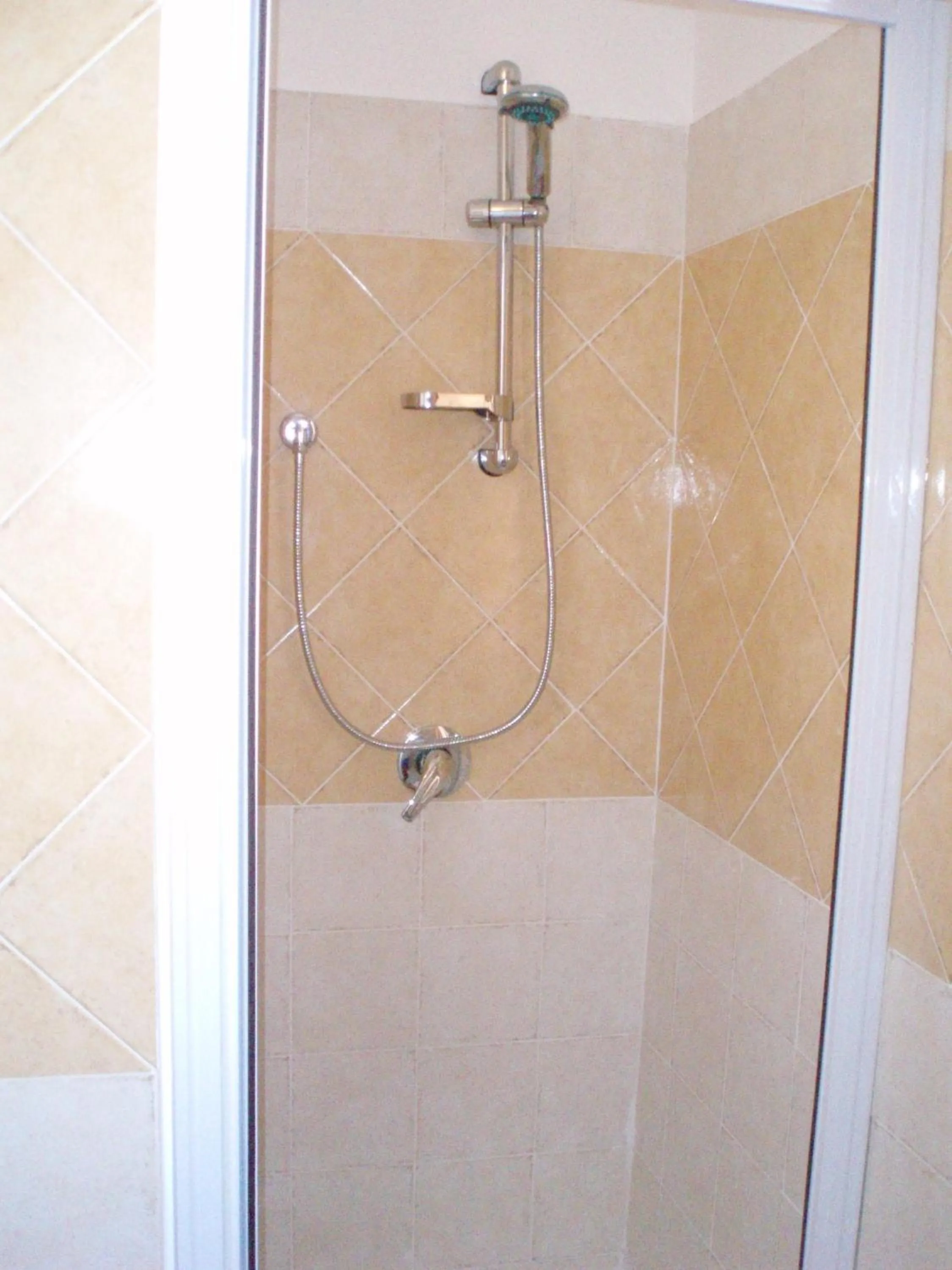 Shower in Modern 1 bed apartment sleep 3 sea view only 700mt from sea