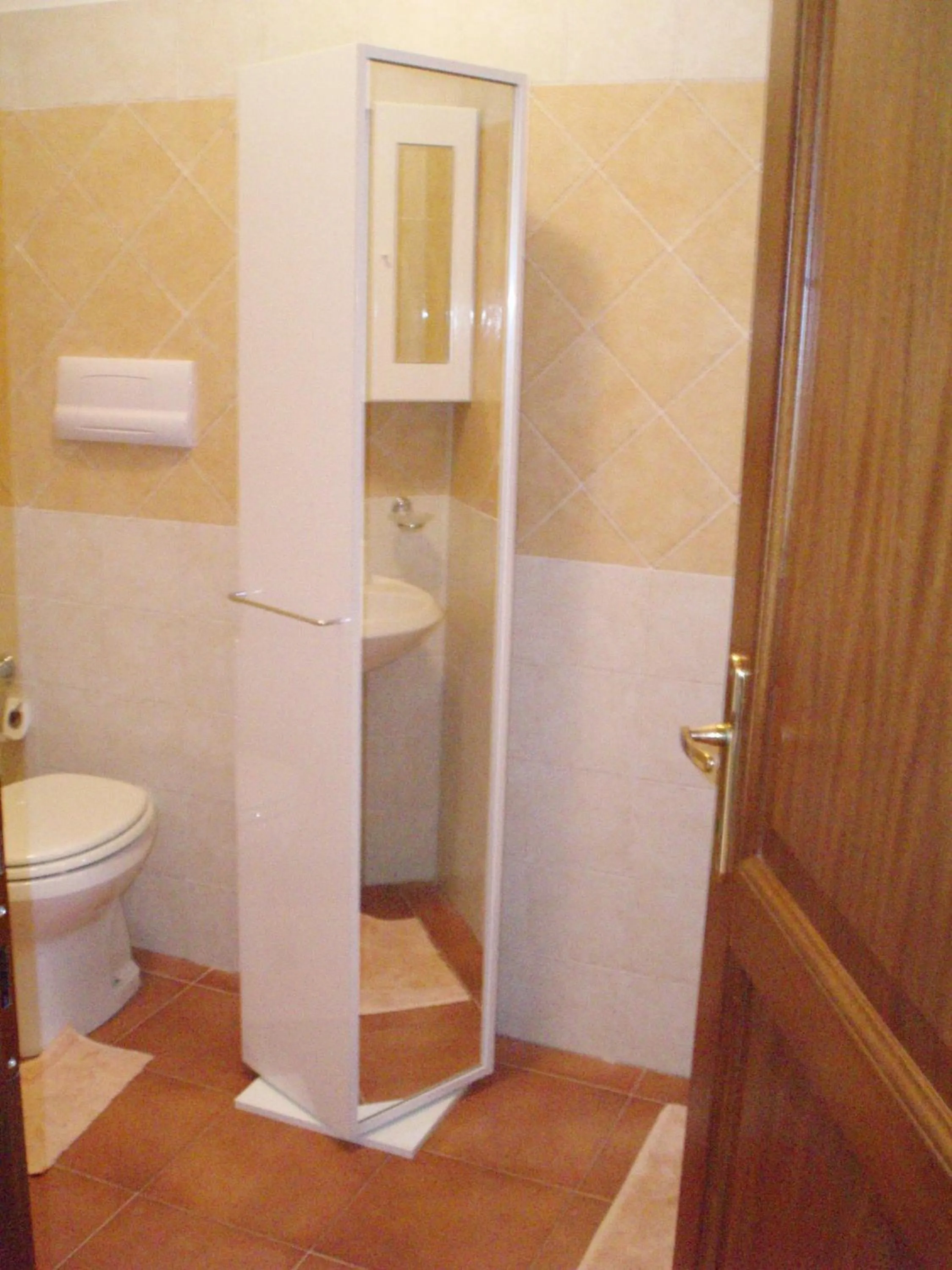 Toilet in Modern 1 bed apartment sleep 3 sea view only 700mt from sea