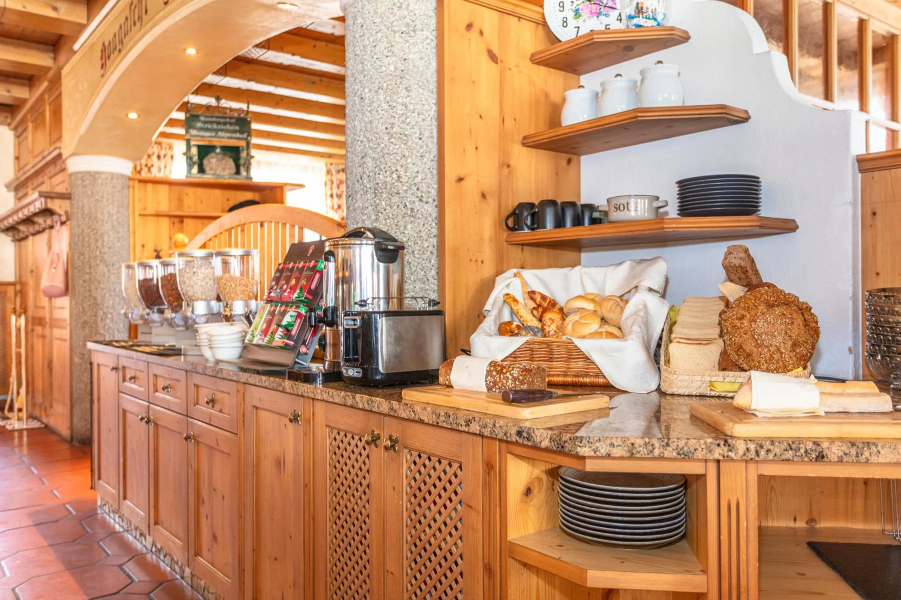 Coffee/tea facilities in Apart Hotel Alpenhof Werfenweng