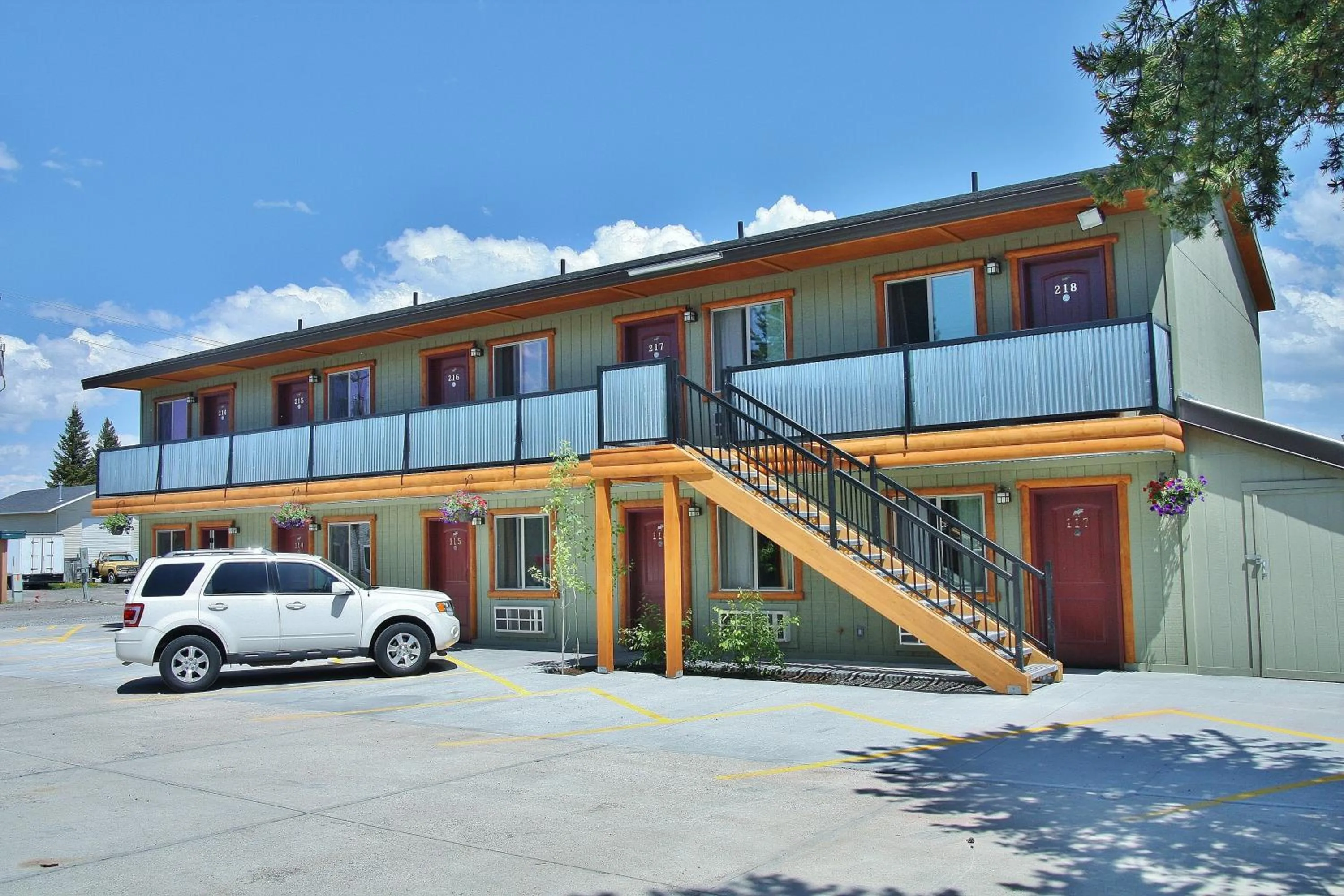 Facade/entrance in Moose Creek Inn