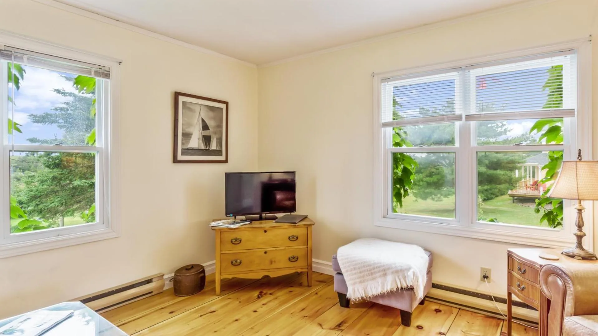 Living room in Bayview Pines Country Inn B&B