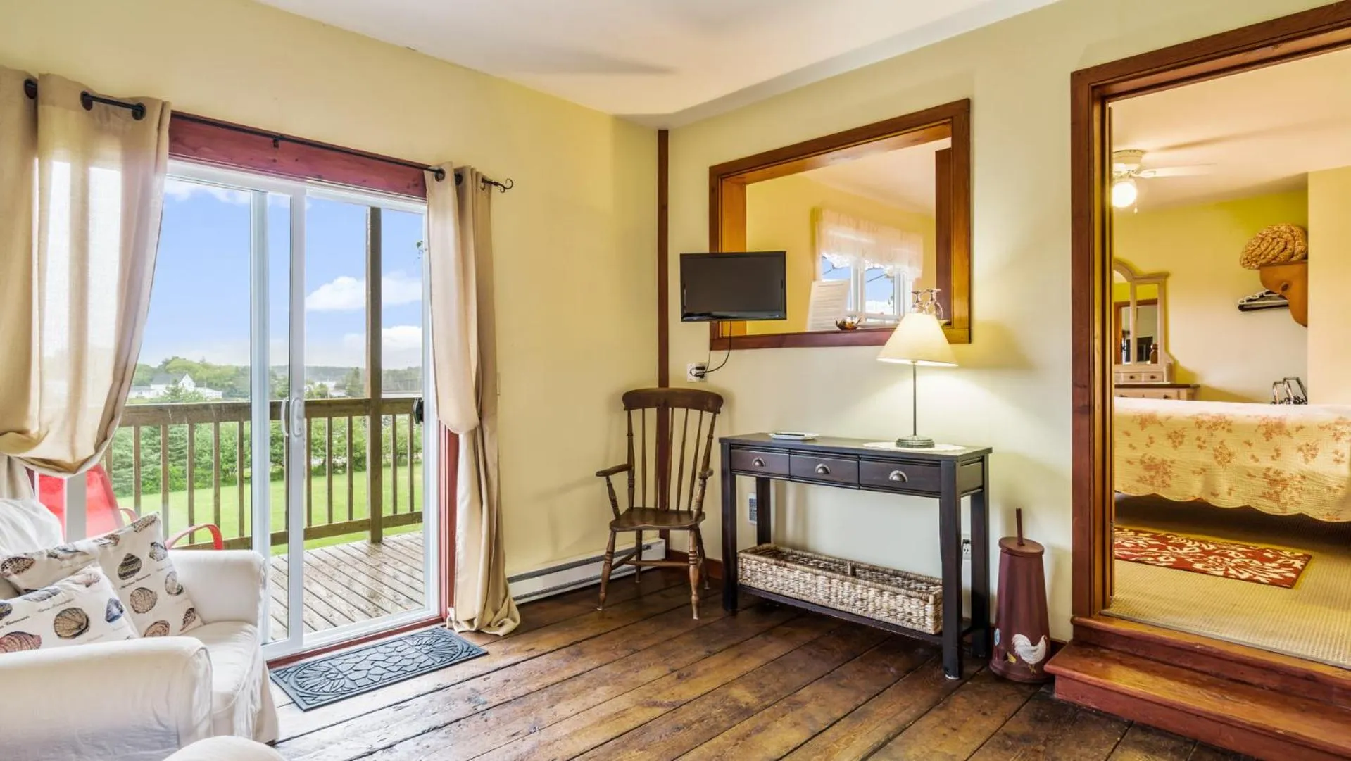 Seating area, Bed in Bayview Pines Country Inn B&B