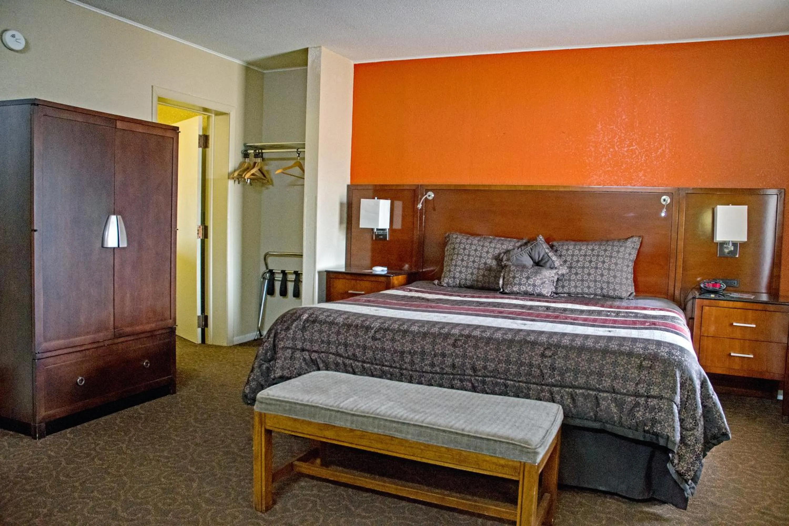 Bed in America's Best Inn and Suites Emporia