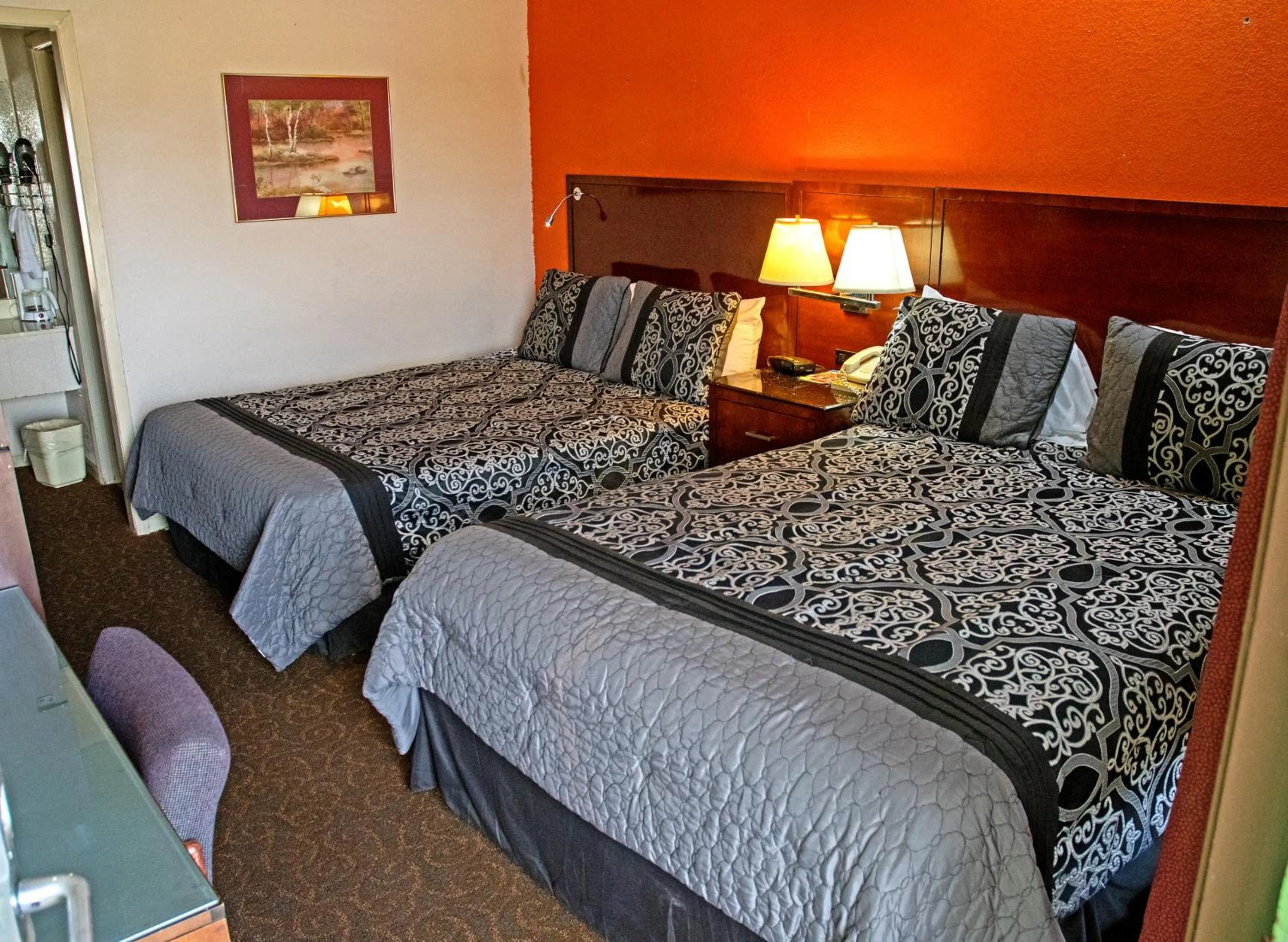 Bed in America's Best Inn and Suites Emporia