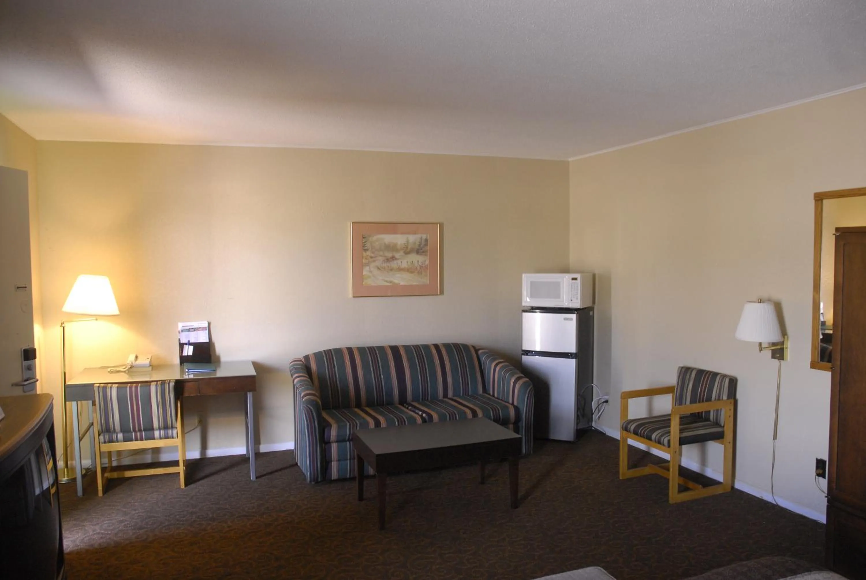 Seating area in America's Best Inn and Suites Emporia
