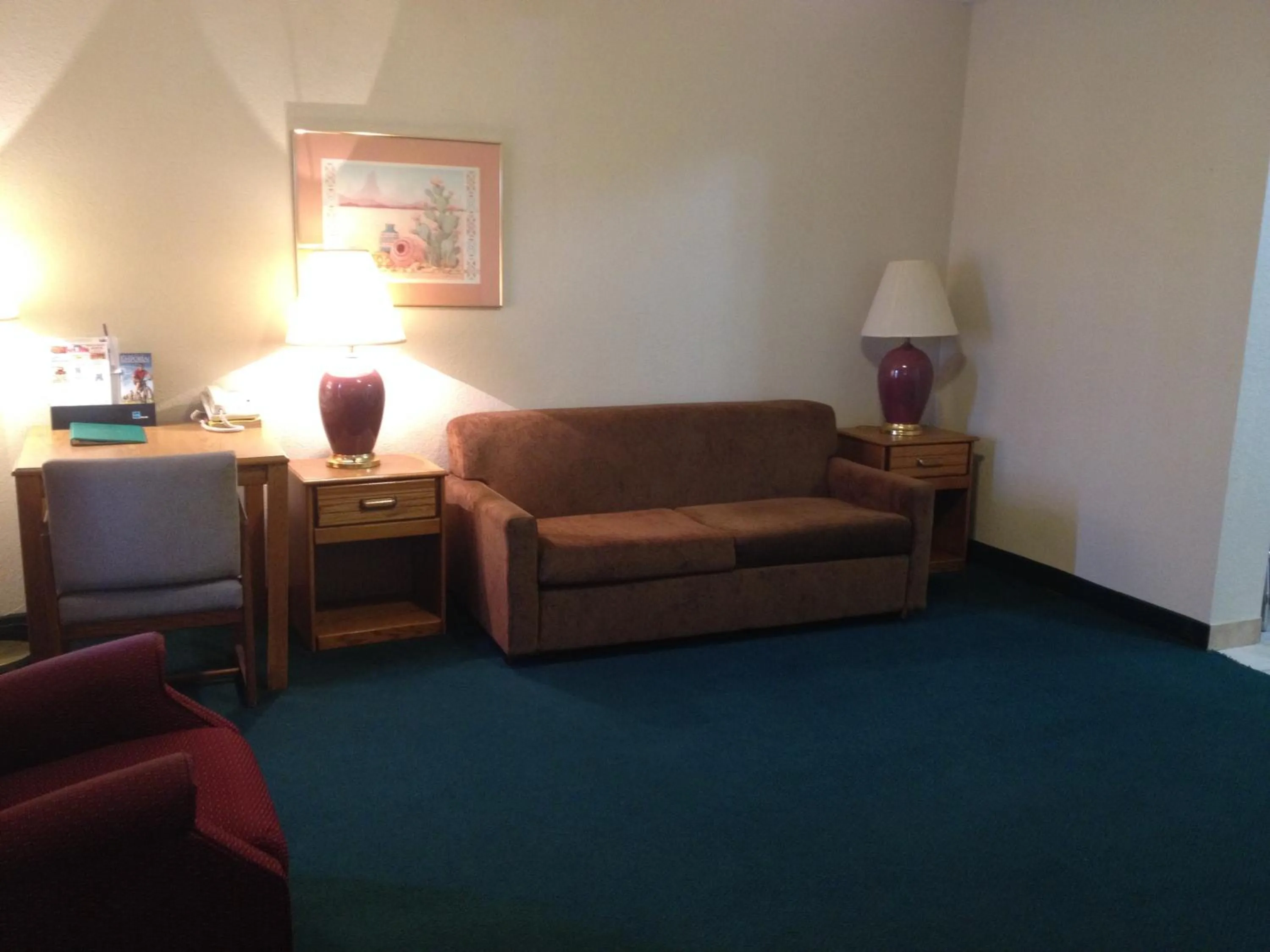 Living room in America's Best Inn and Suites Emporia