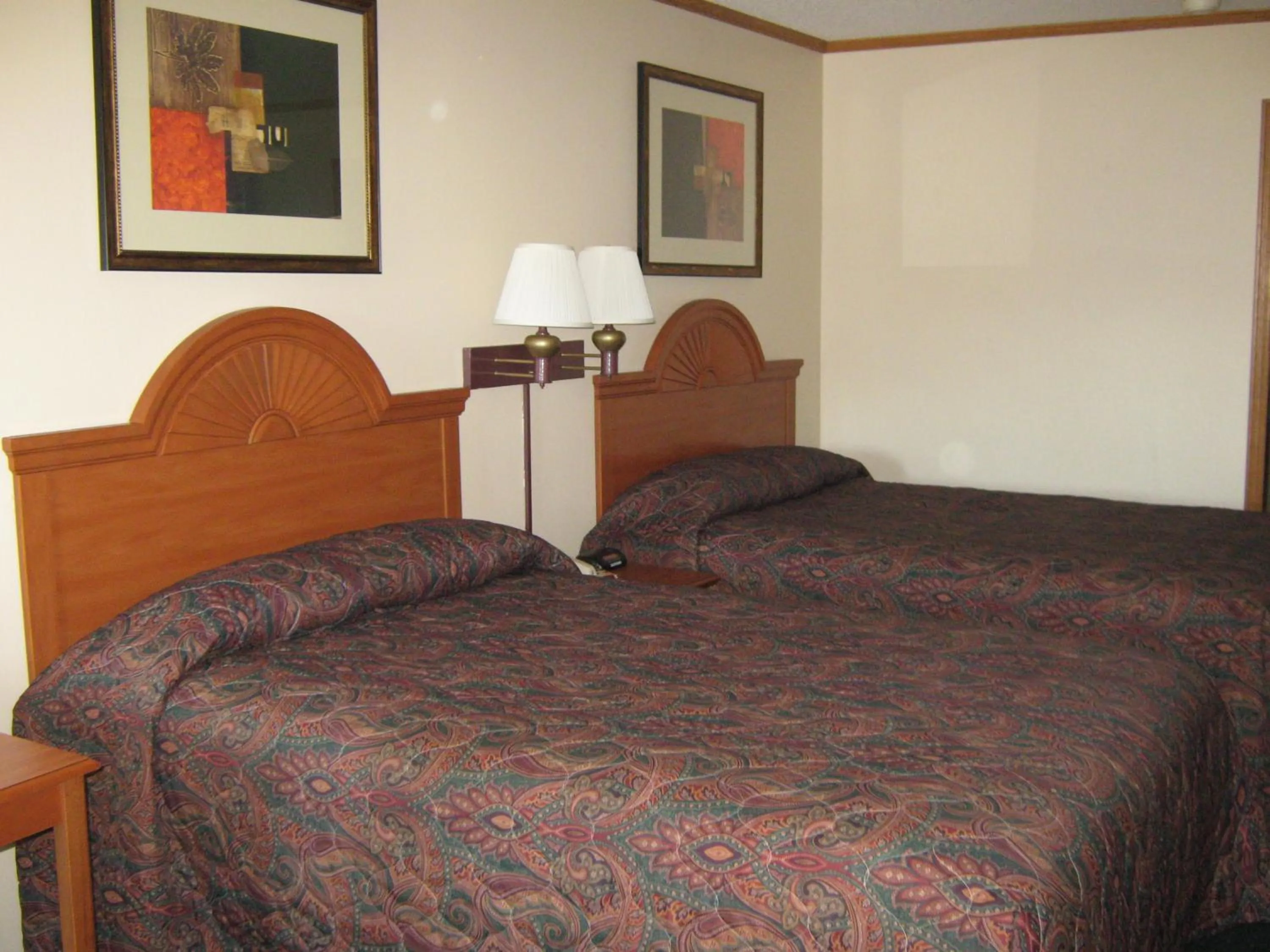 Bed in America's Best Inn and Suites Emporia