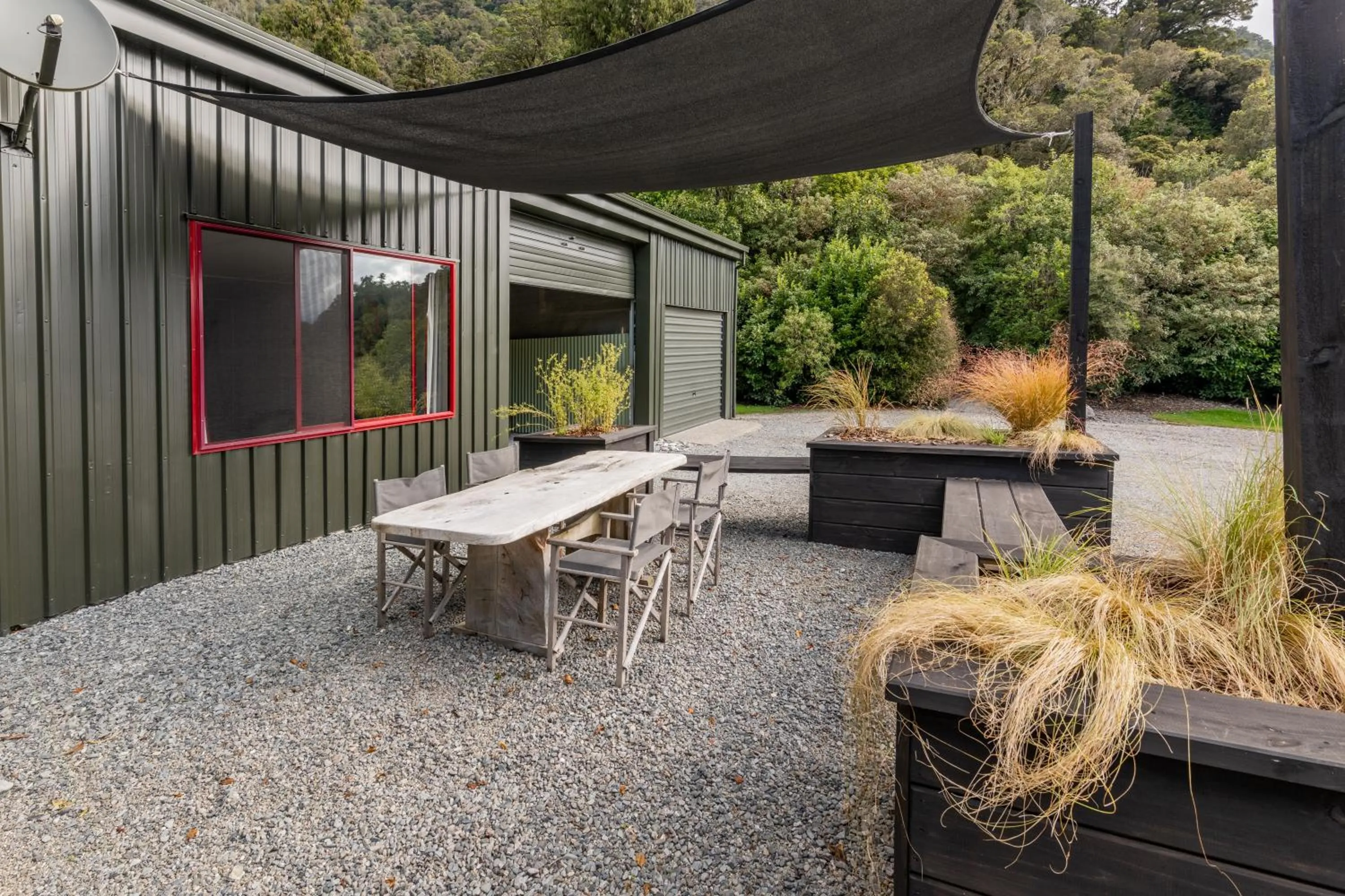 Property building in Jackson's Retreat Alpine Holiday Park