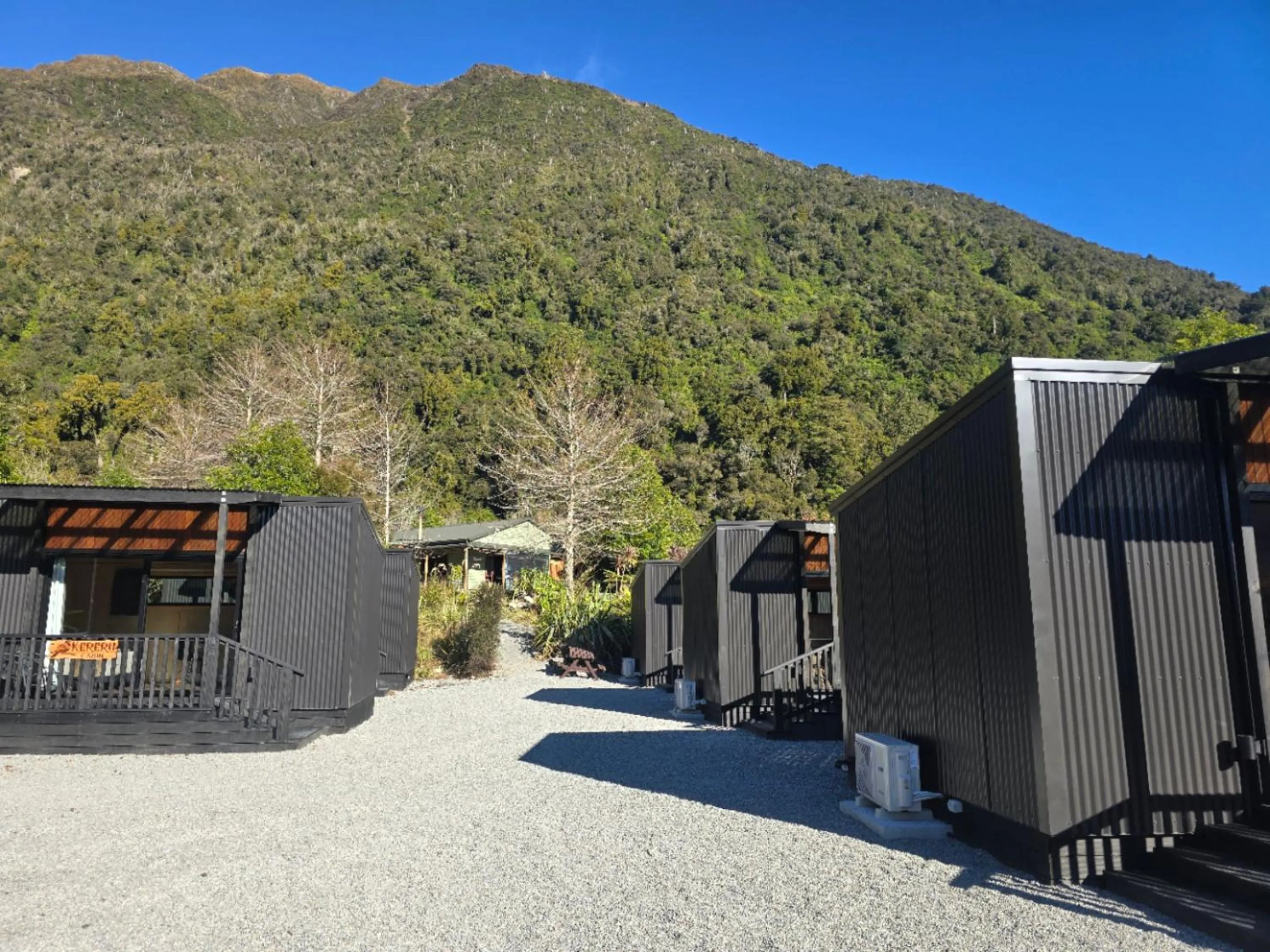 Property building in Jackson's Retreat Alpine Holiday Park