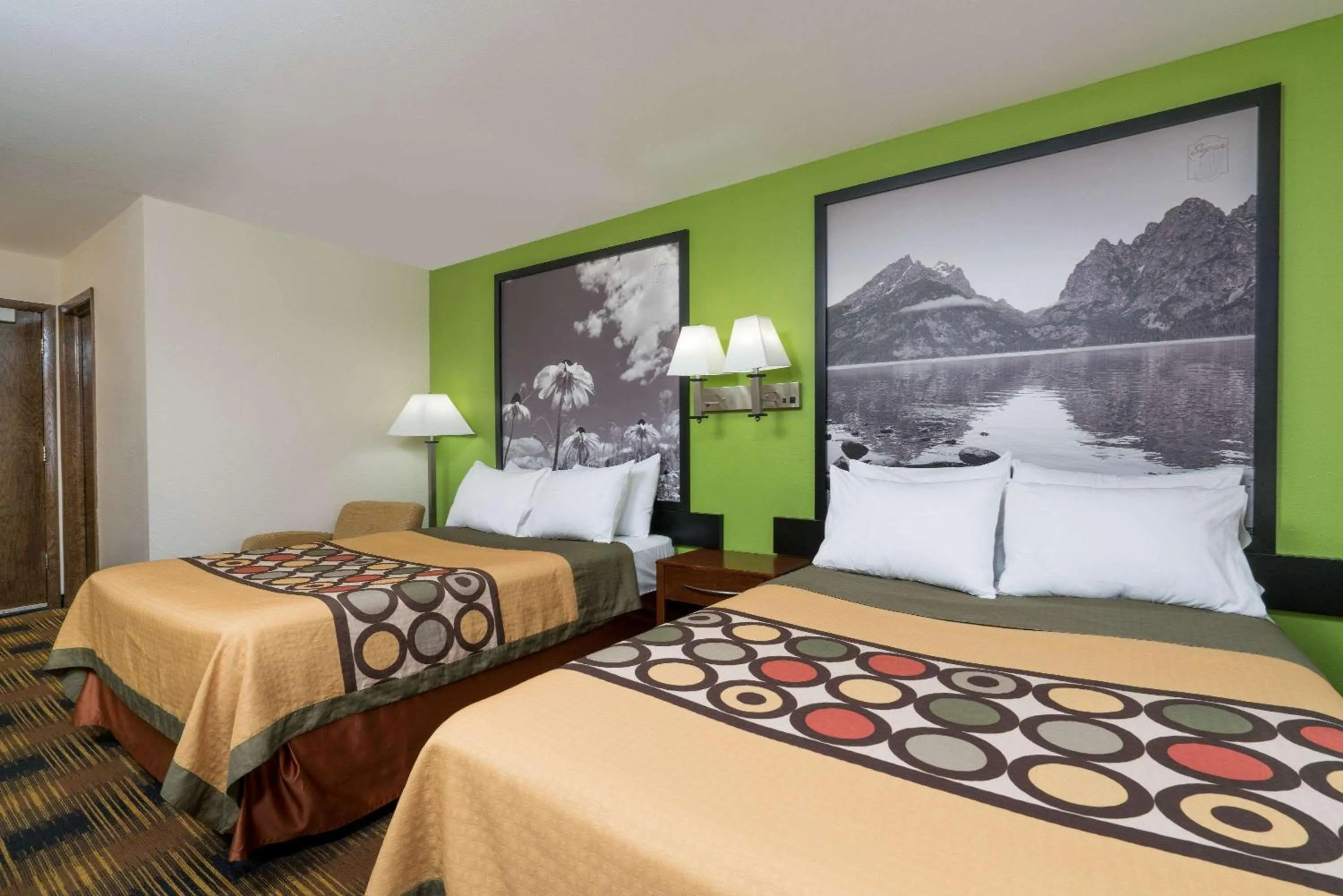 Photo of the whole room, Bed in Super 8 by Wyndham Rochester Mayo Clinic Area