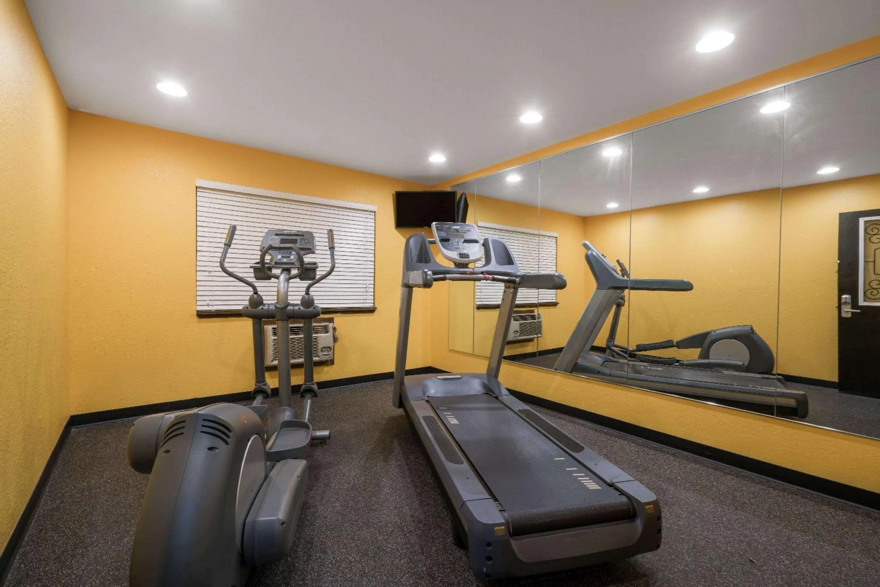 Fitness centre/facilities in Super 8 by Wyndham Rochester Mayo Clinic Area