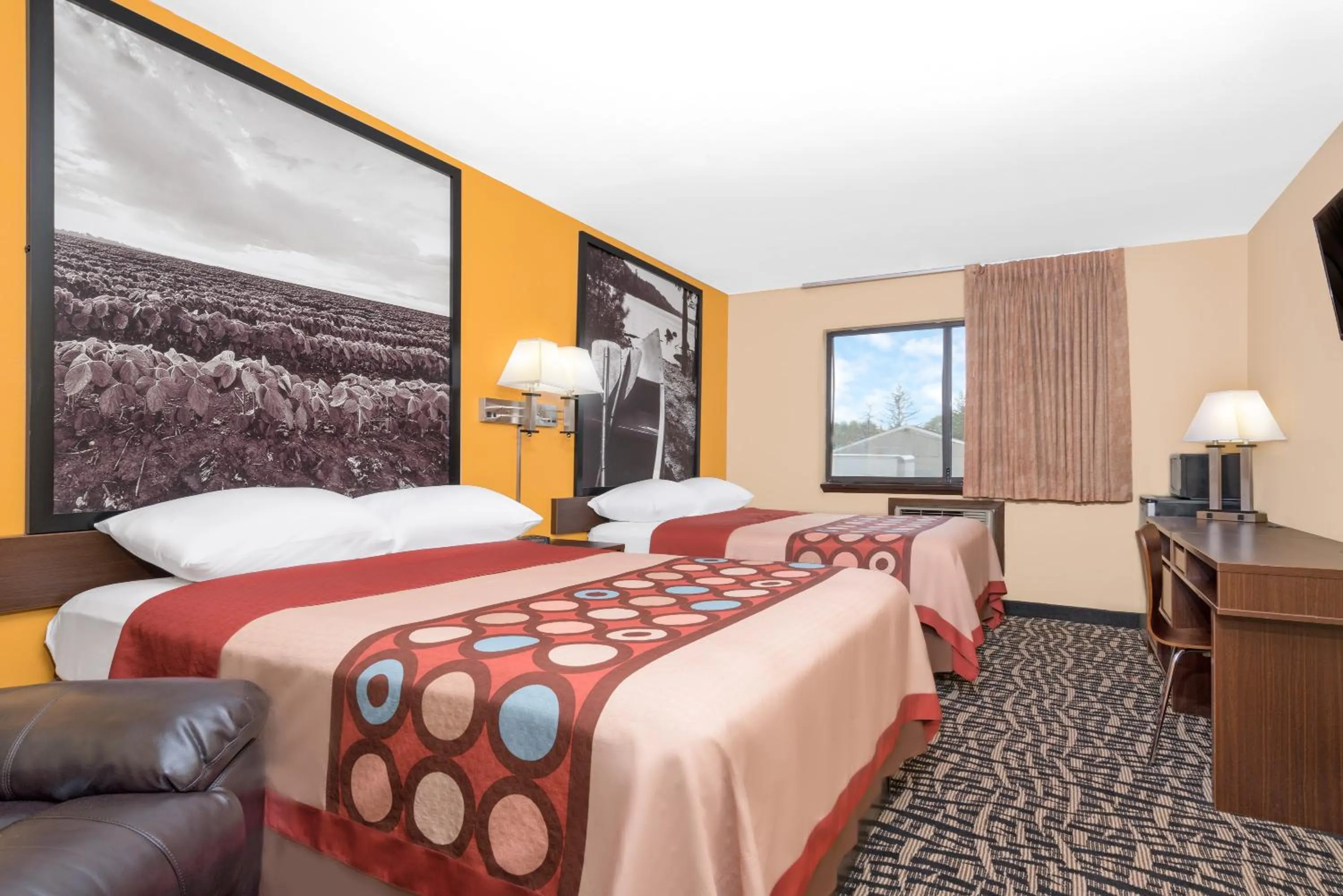 Photo of the whole room, Bed in Super 8 by Wyndham Rochester Mayo Clinic Area