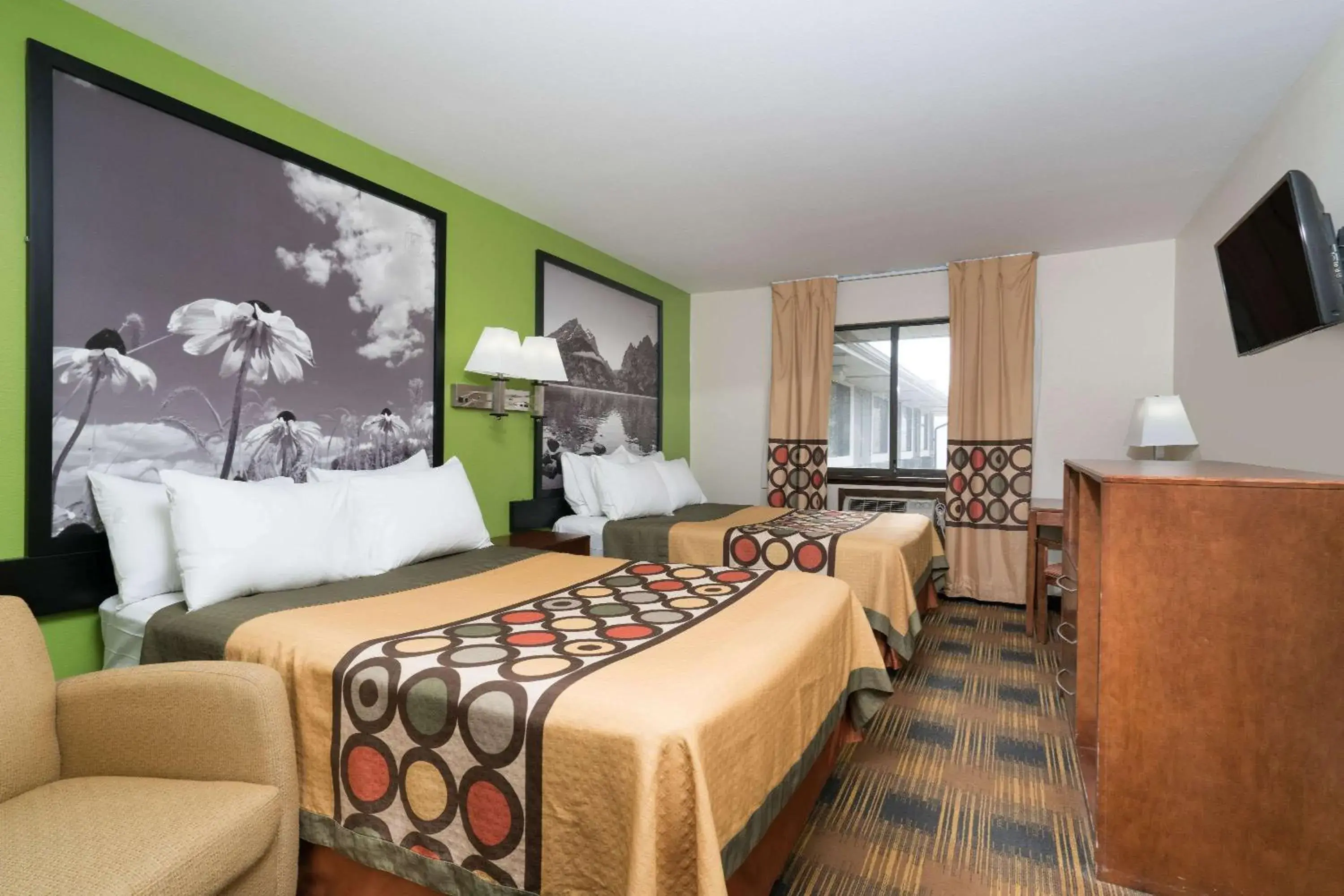 Photo of the whole room, Bed in Super 8 by Wyndham Rochester Mayo Clinic Area Photo of the whole room, Bed in Super 8 by Wyndham Rochester Mayo Clinic Area