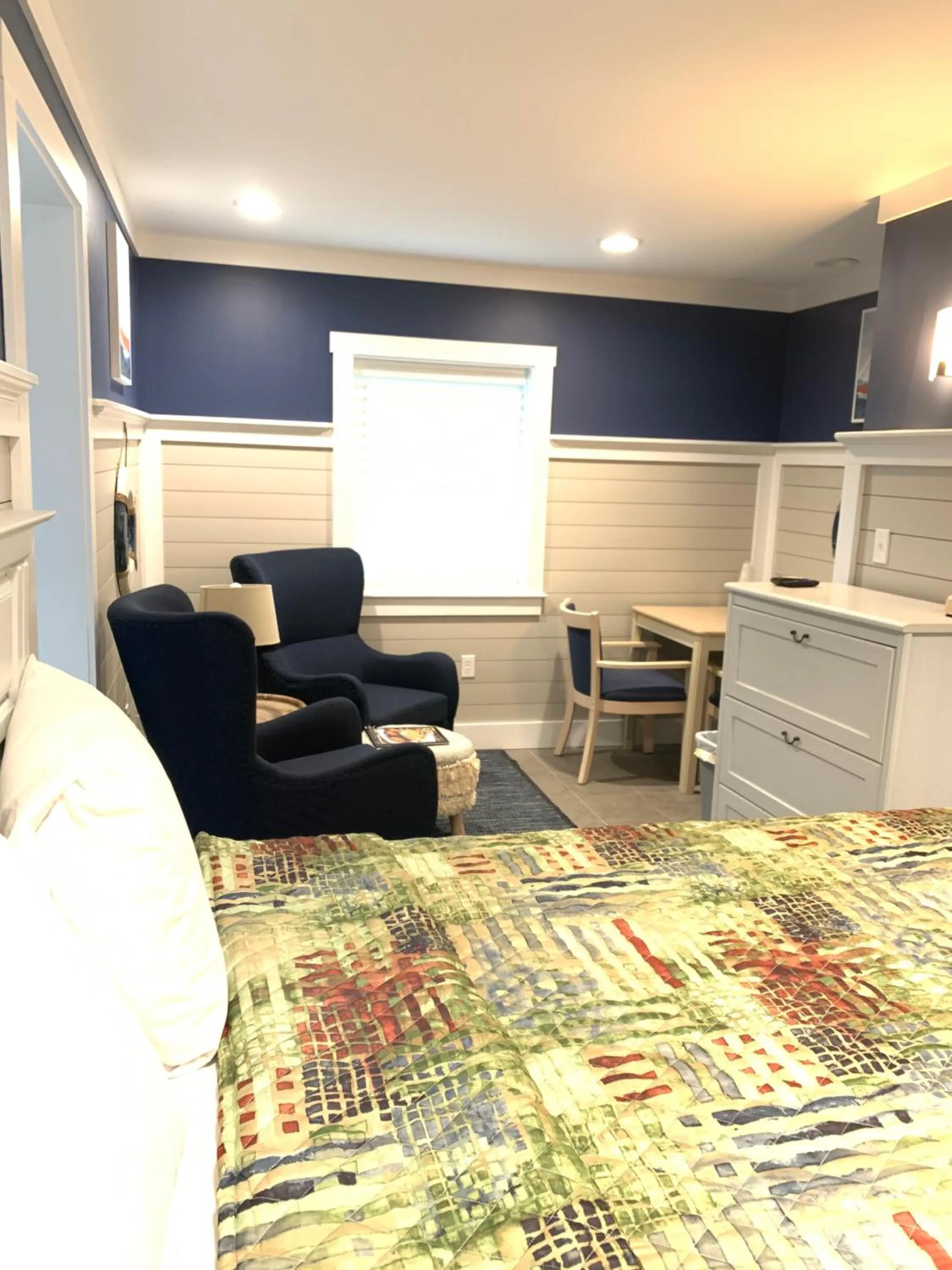 Seating area in Crystal Sands Motel