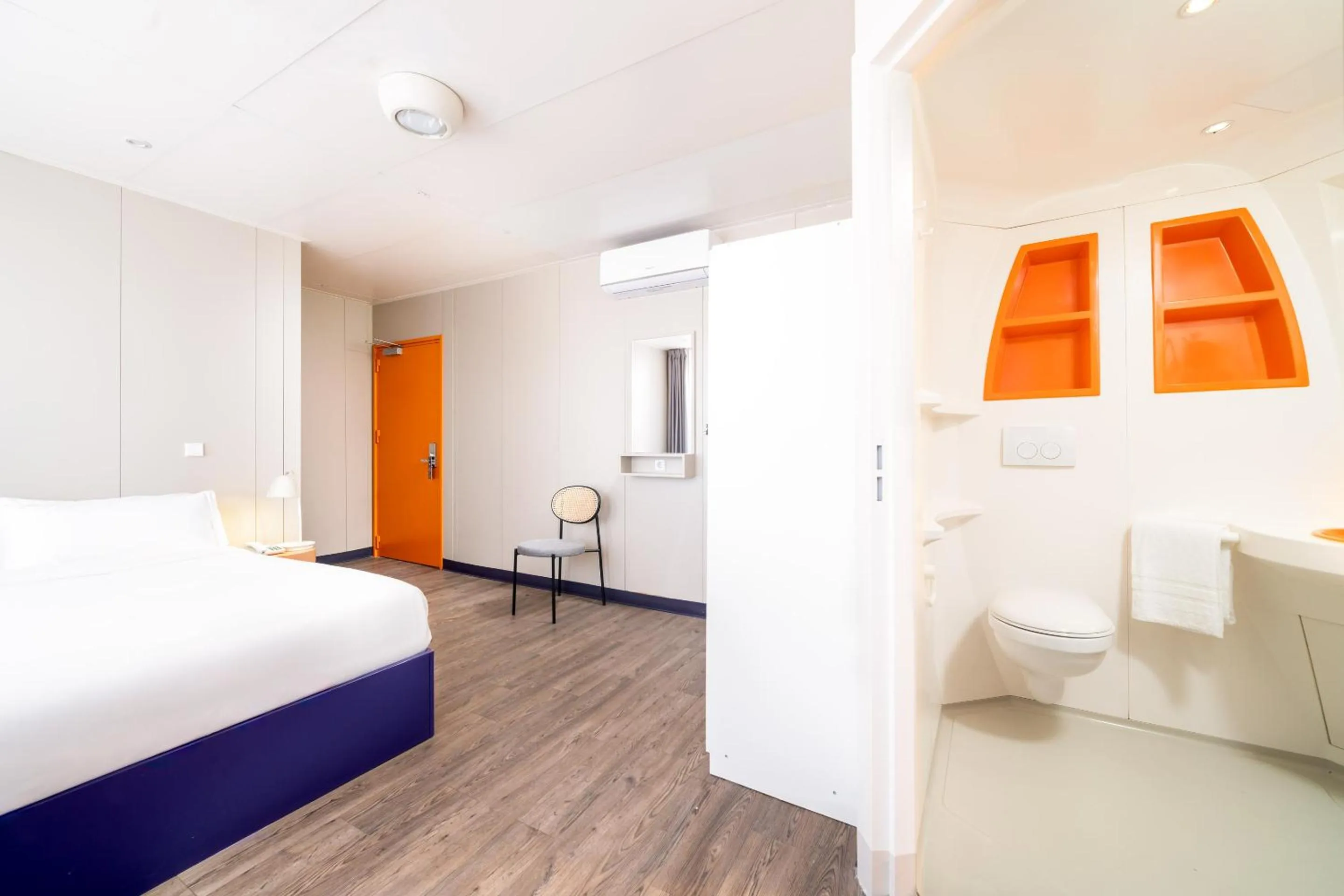 Shower, Bed in Herculano Stays Porto - Digital Access