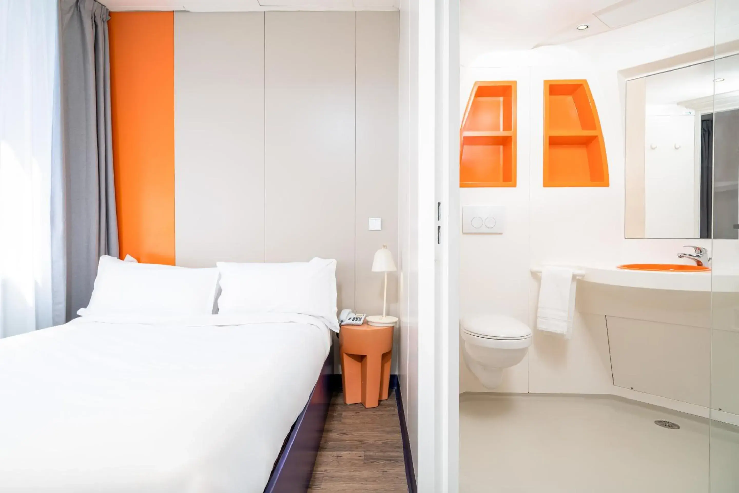 Shower, Bed in Herculano Stays Porto - Digital Access Shower, Bed in Herculano Stays Porto - Digital Access