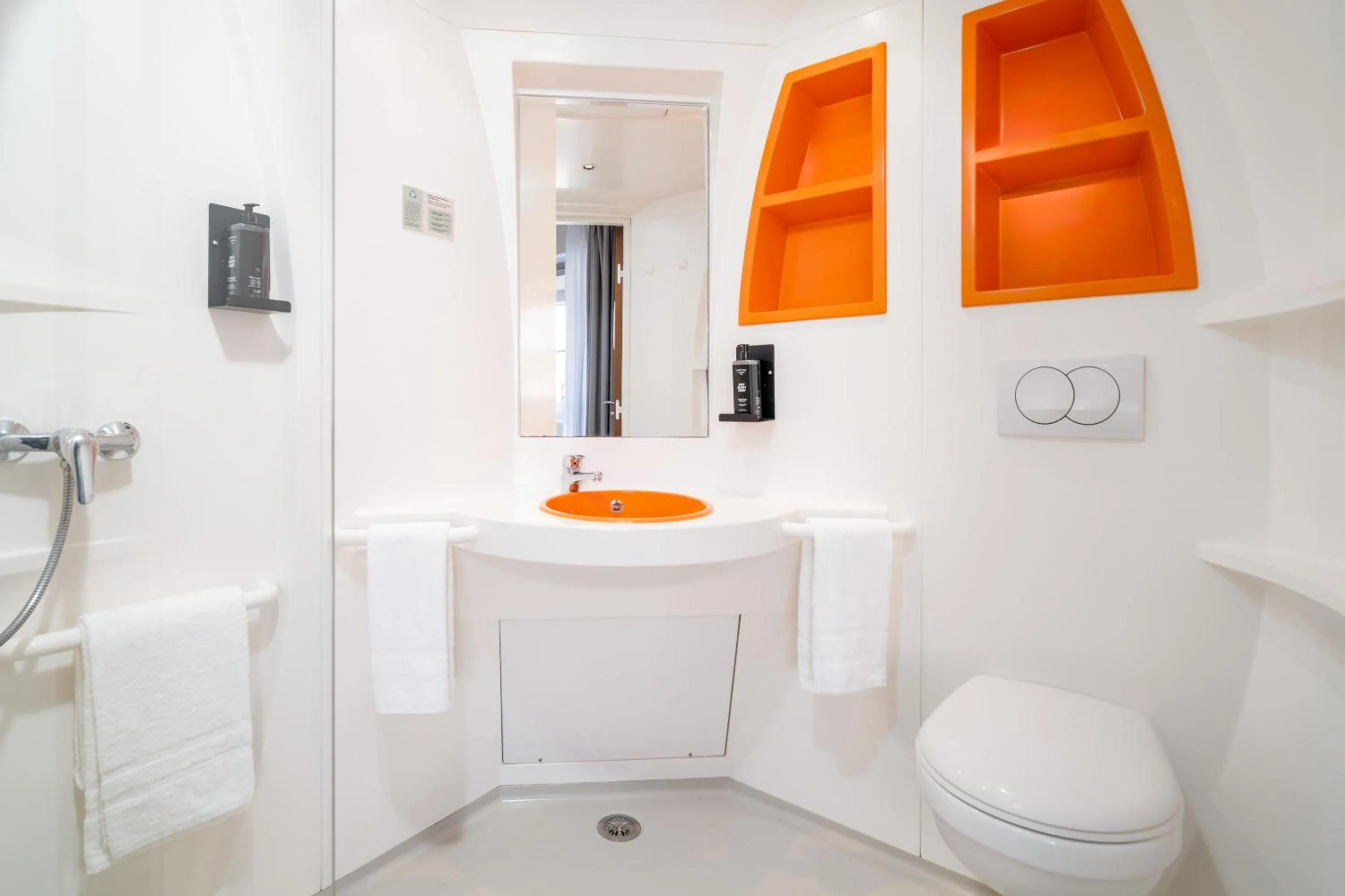 Shower in Herculano Stays Porto - Digital Access