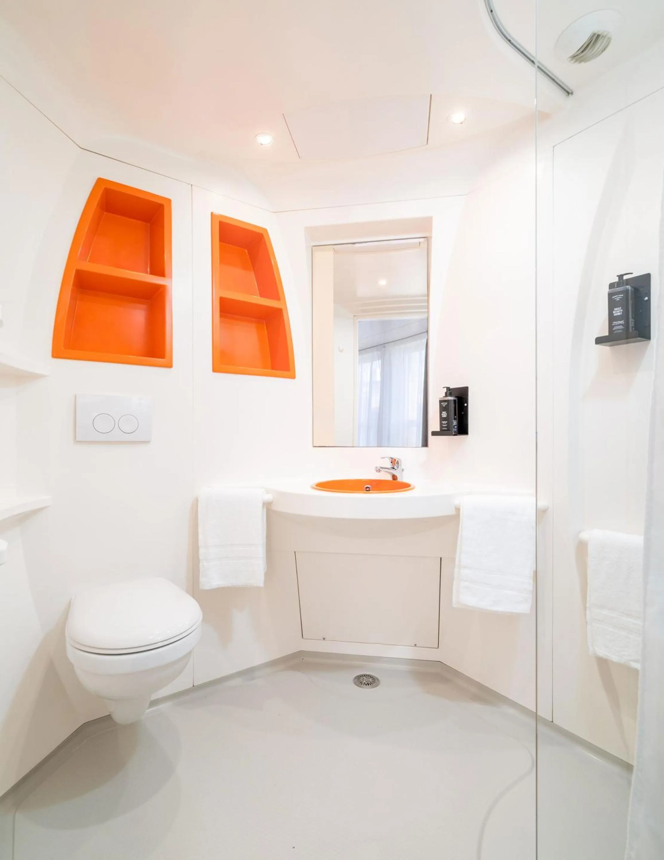 Shower in Herculano Stays Porto - Digital Access